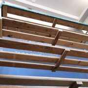 Étagère en acier et en bois sur roulettes