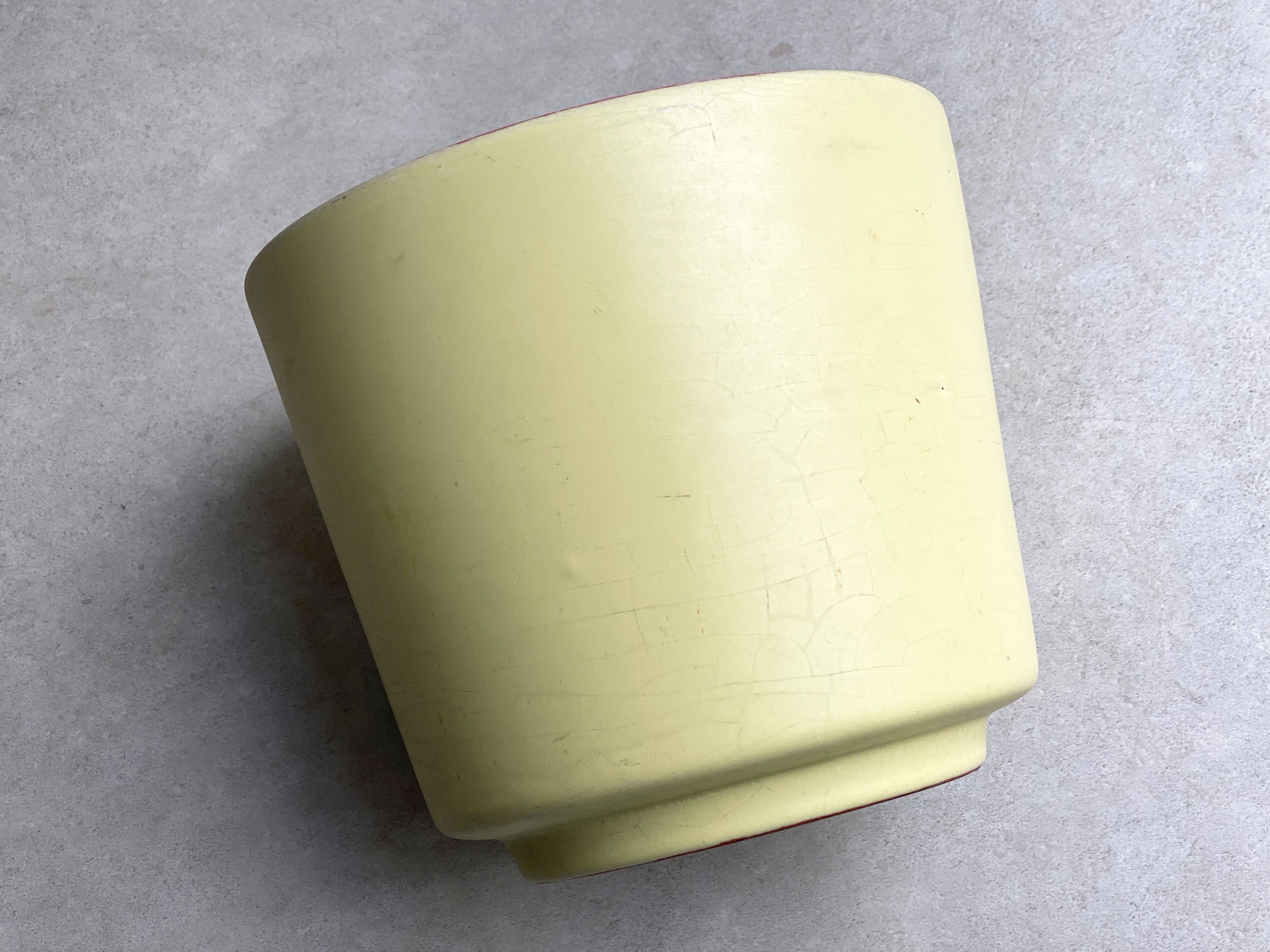 Jardinière / pot de fleurs en céramique jaune pastel du milieu du siècle