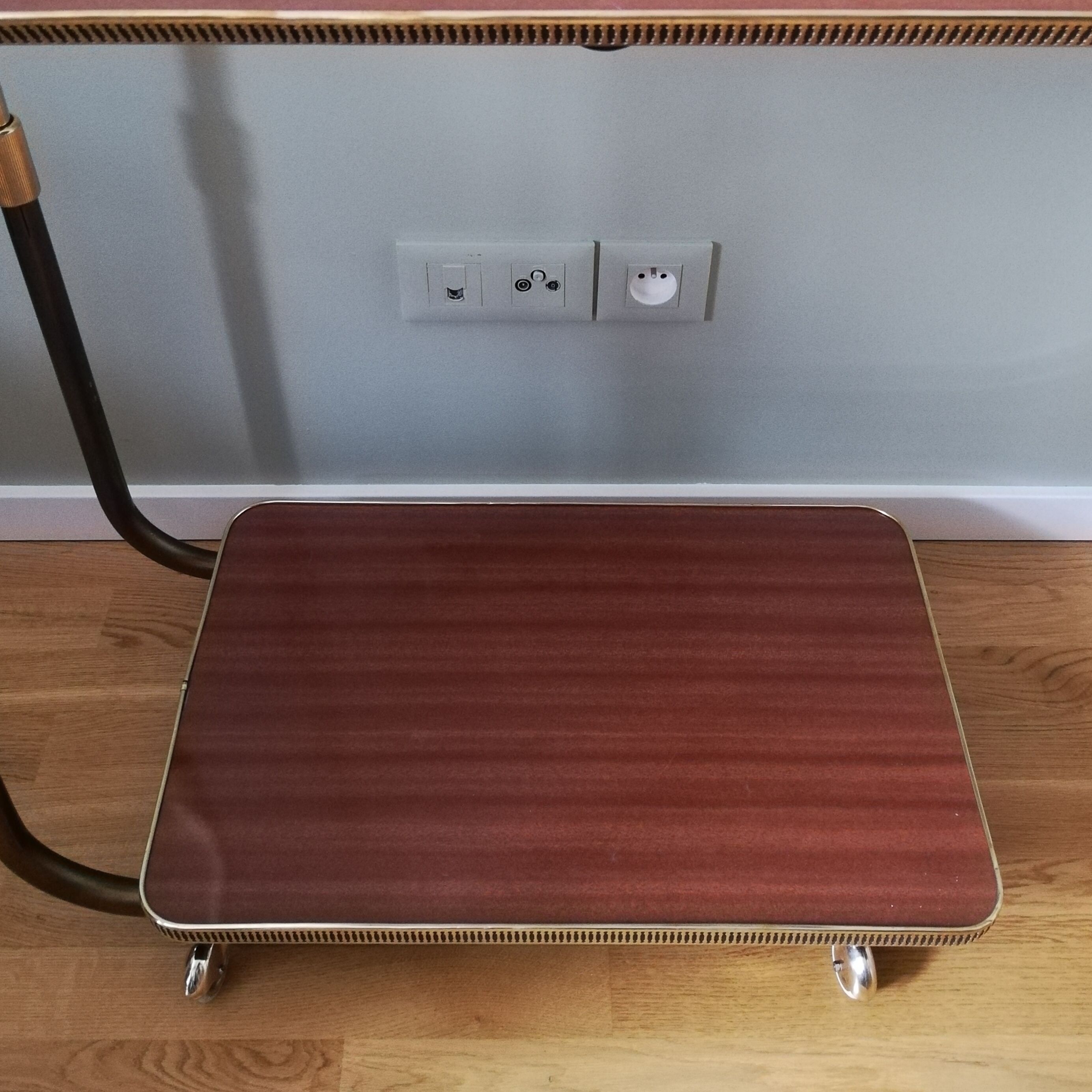 Height-adjustable and reclining art deco service "L'adap-table"