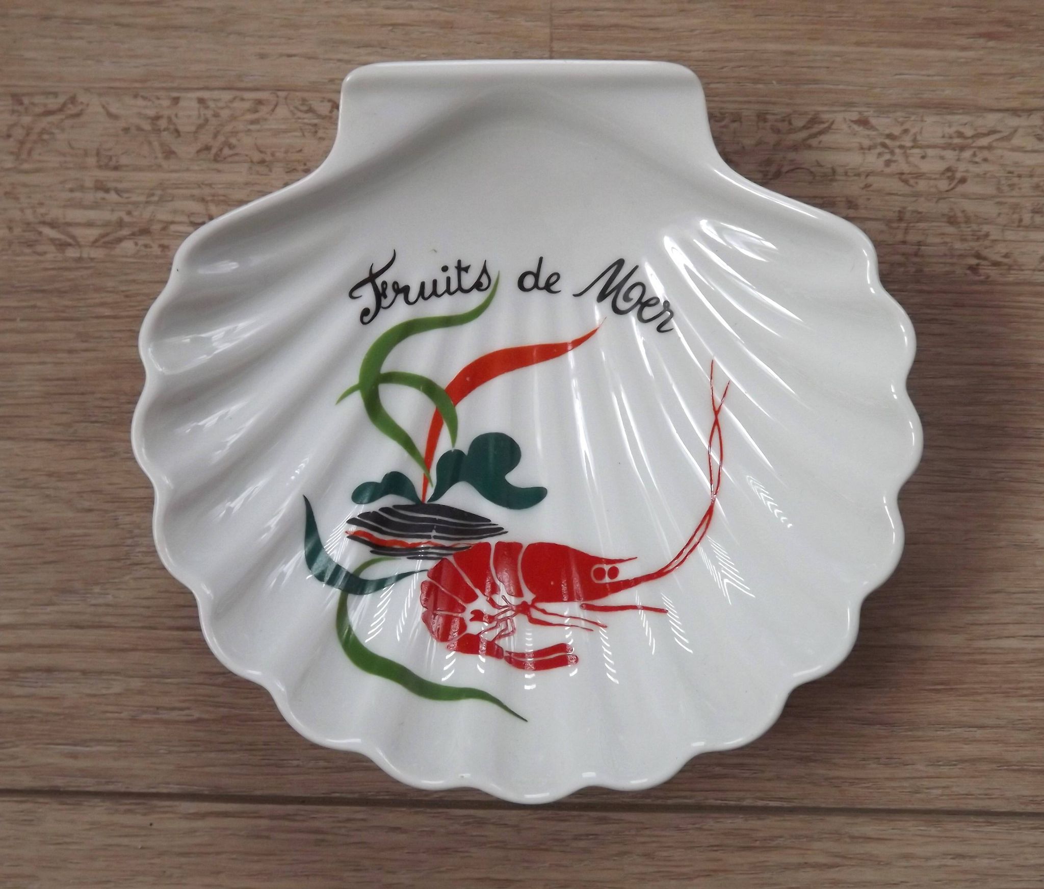 Serving bowls in l'hirondelle scallop shell in a basket 4851