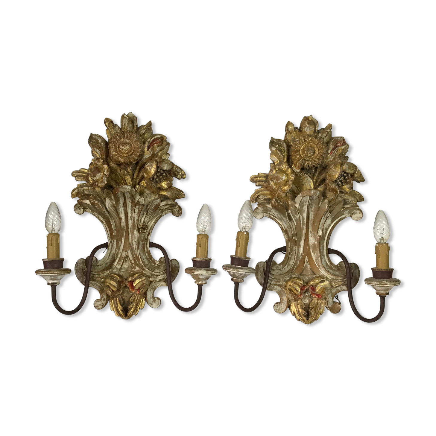 Paire d'appliques a 2 lumières en bois sculpté et patiné à décor de fleurs
