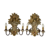Paire d'appliques a 2 lumières en bois sculpté et patiné à décor de fleurs