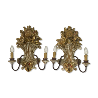 Pair of wall has 2 light wooden carved and patinated flowers decoration