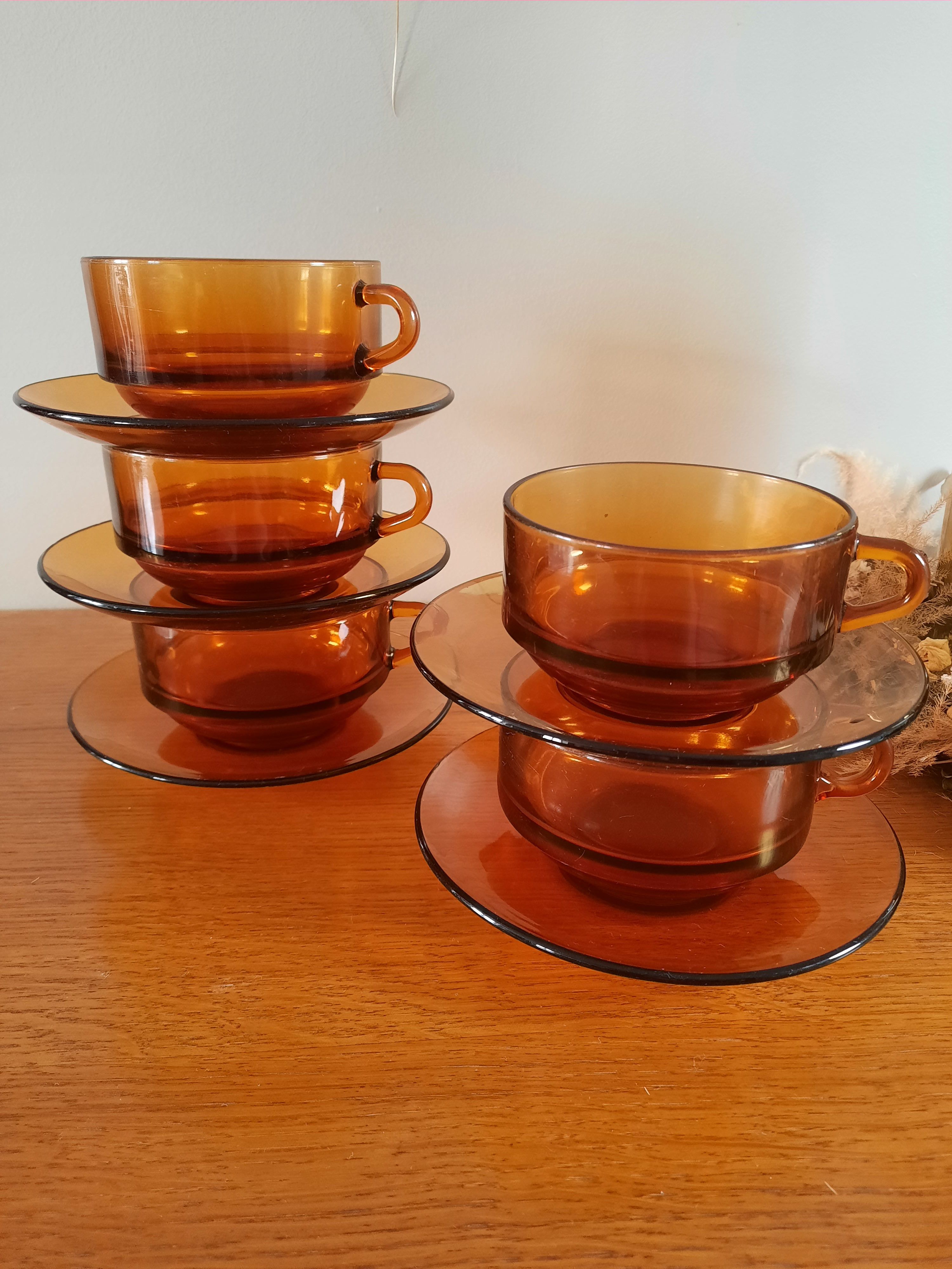 5 tasses et 5 soucoupes  couleur orange, brun