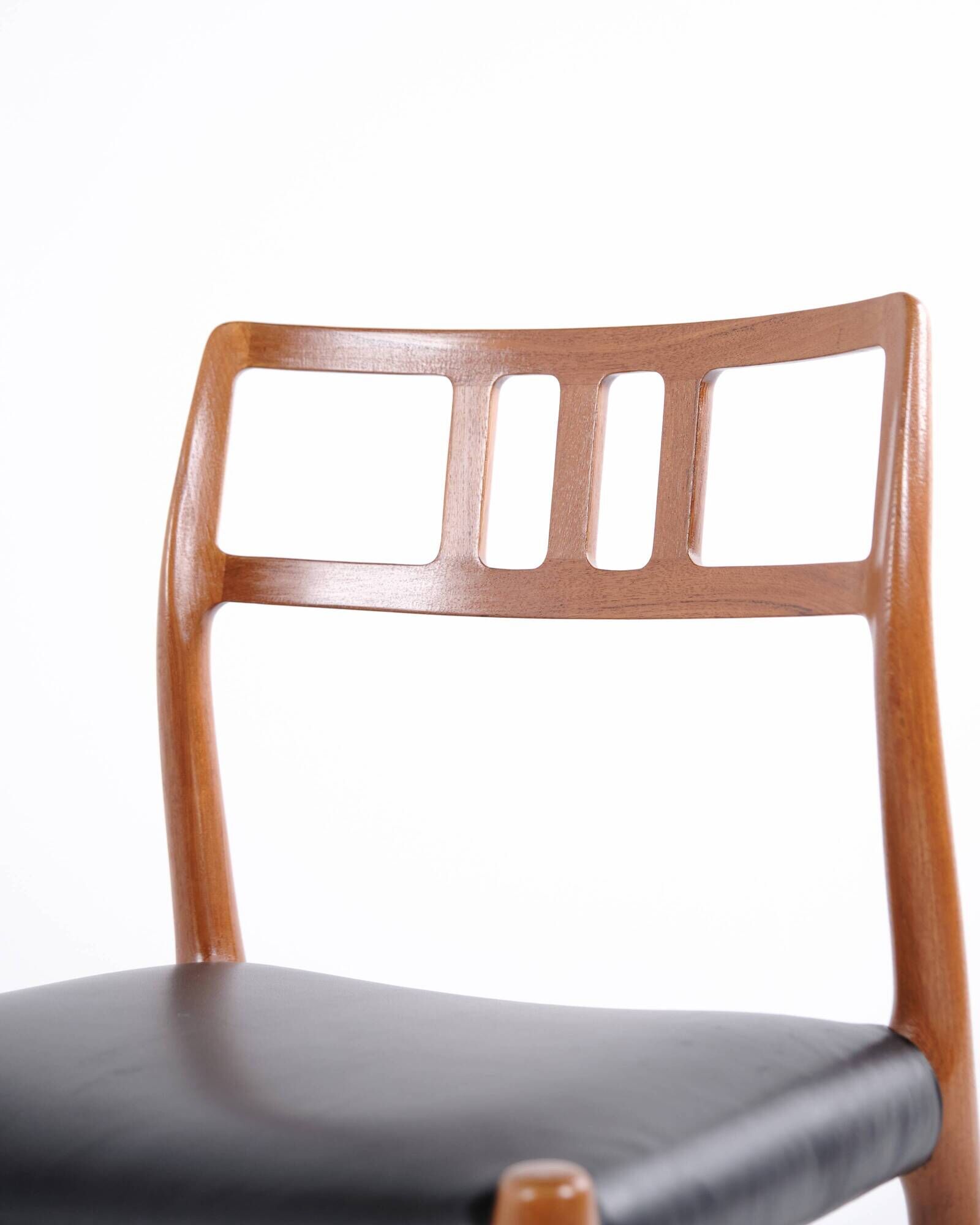 Dining chair – Niels Otto Møller – Model 79 – Teak & black leather – JL Møllers Møbelfabrik – 1960s