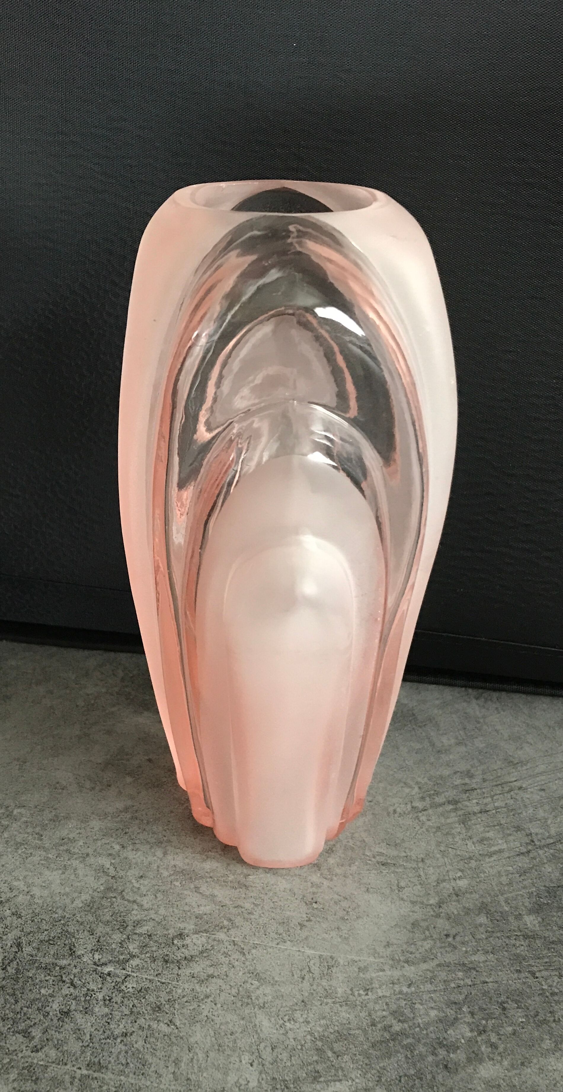 Vase en verre moulé rose art déco 18 cm
