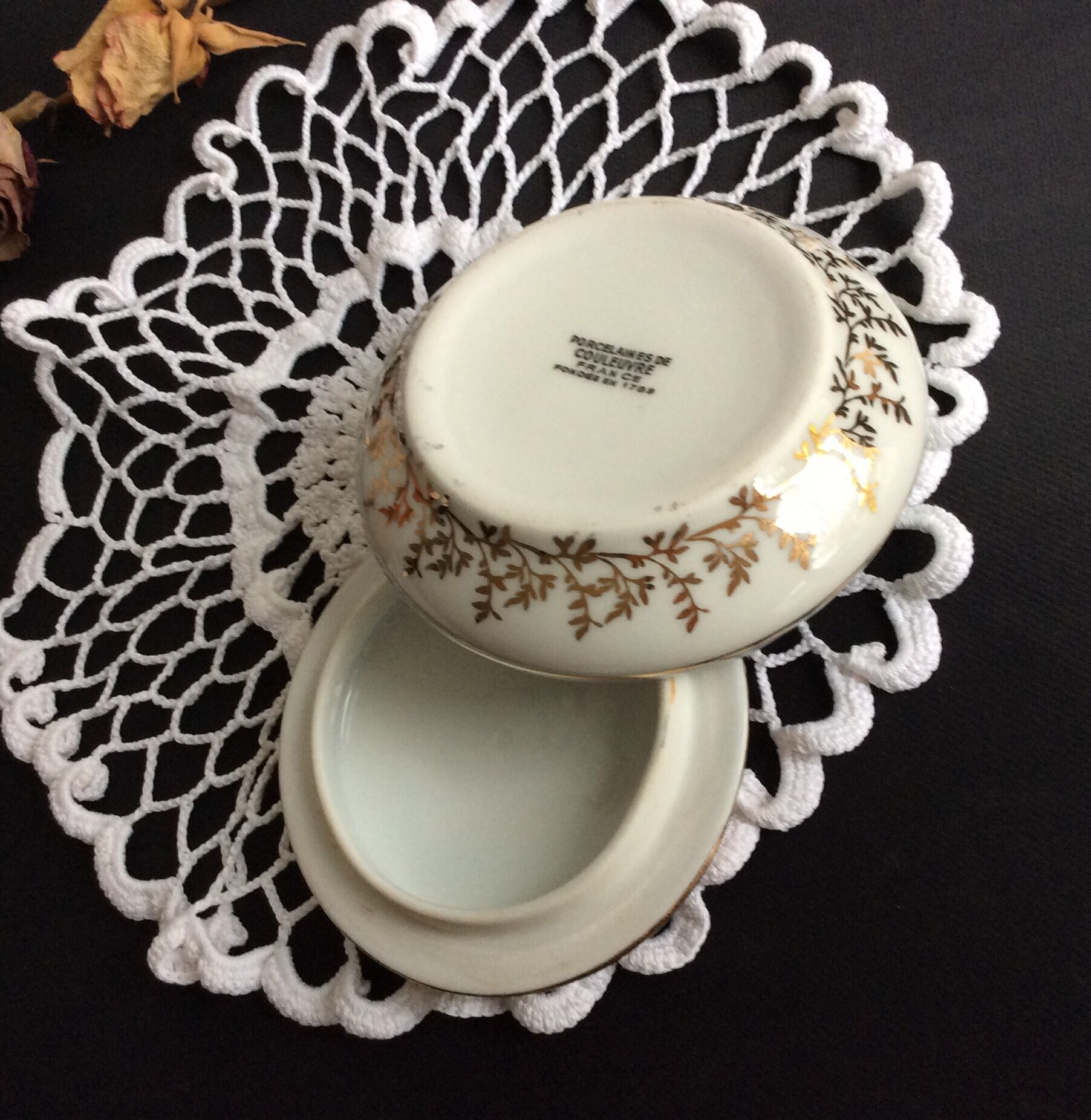 Ancienne bonbonnière, boîte à bijoux,  porcelaine de Couleuvre