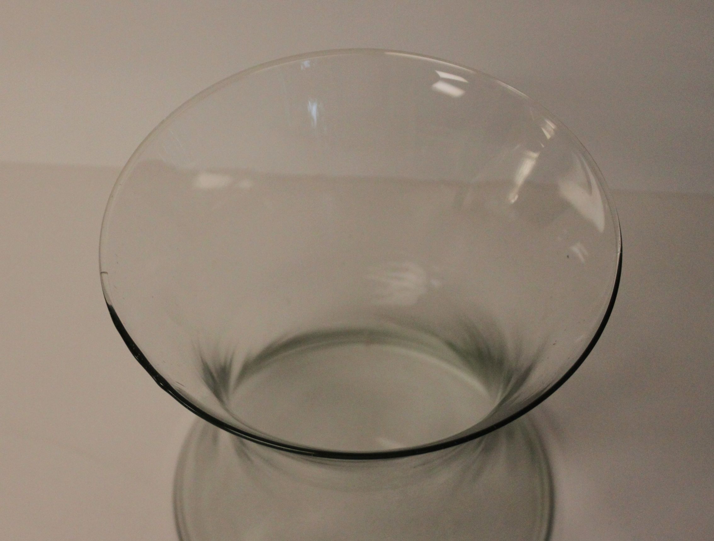 Transparent diabolo-shaped tealight vase