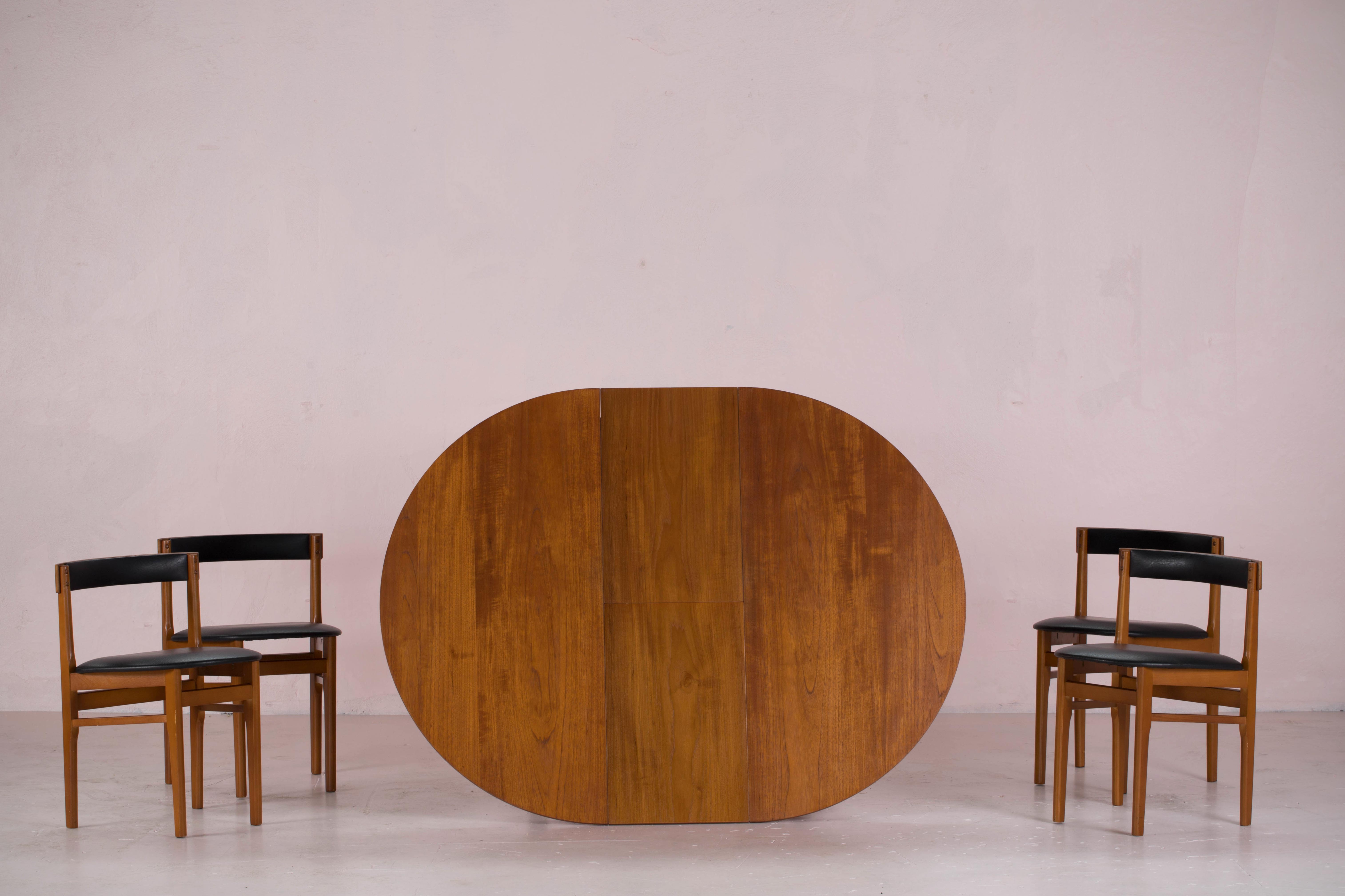 Table and 4 scandinavian encastrable chairs
