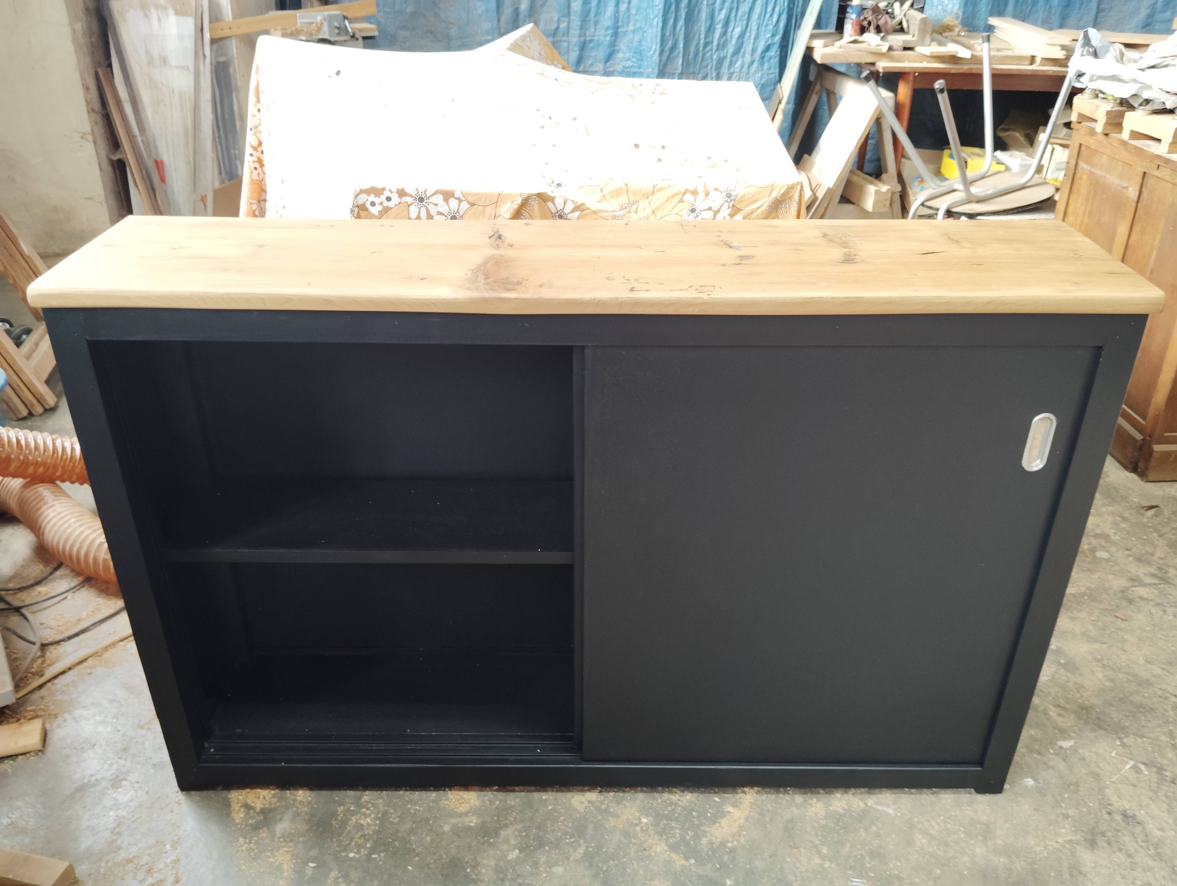 Sliding workbench with shallow depth