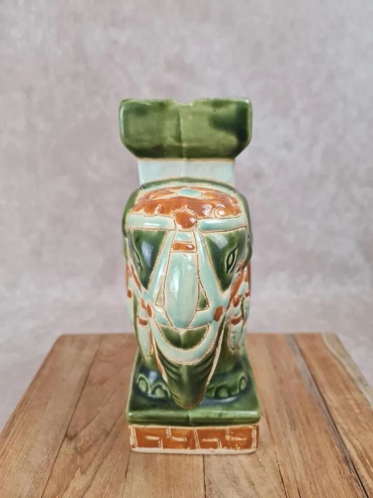Cendrier éléphant en céramique émaillée vert et ocre – style asiatique vintage
