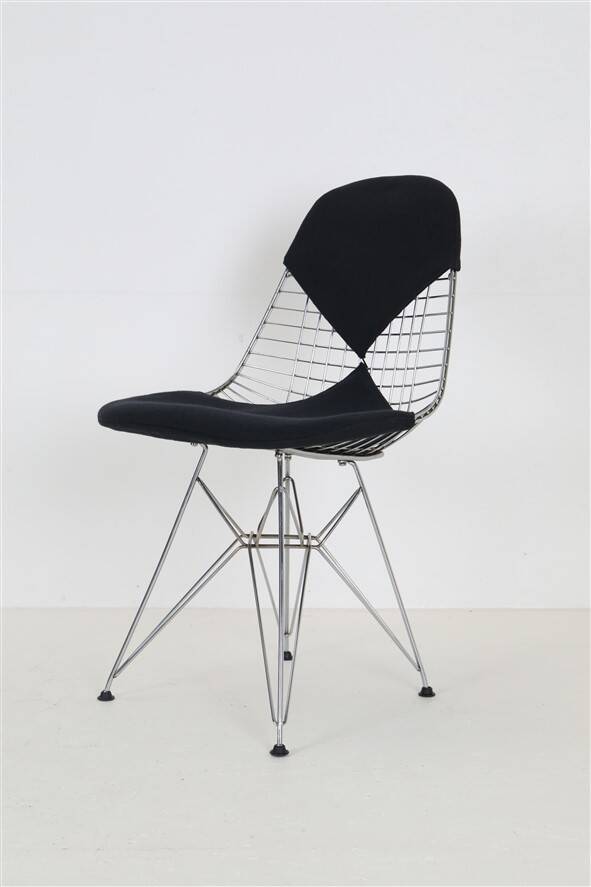 Set of 4 “DKR-2” wire chairs with “Bikini” by Charles & Ray Eames for Herman Miller / Mid-century modern design / 1950s / 1960s