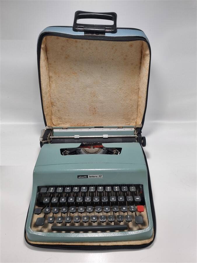 Olivetti Lettera 32 typewriter