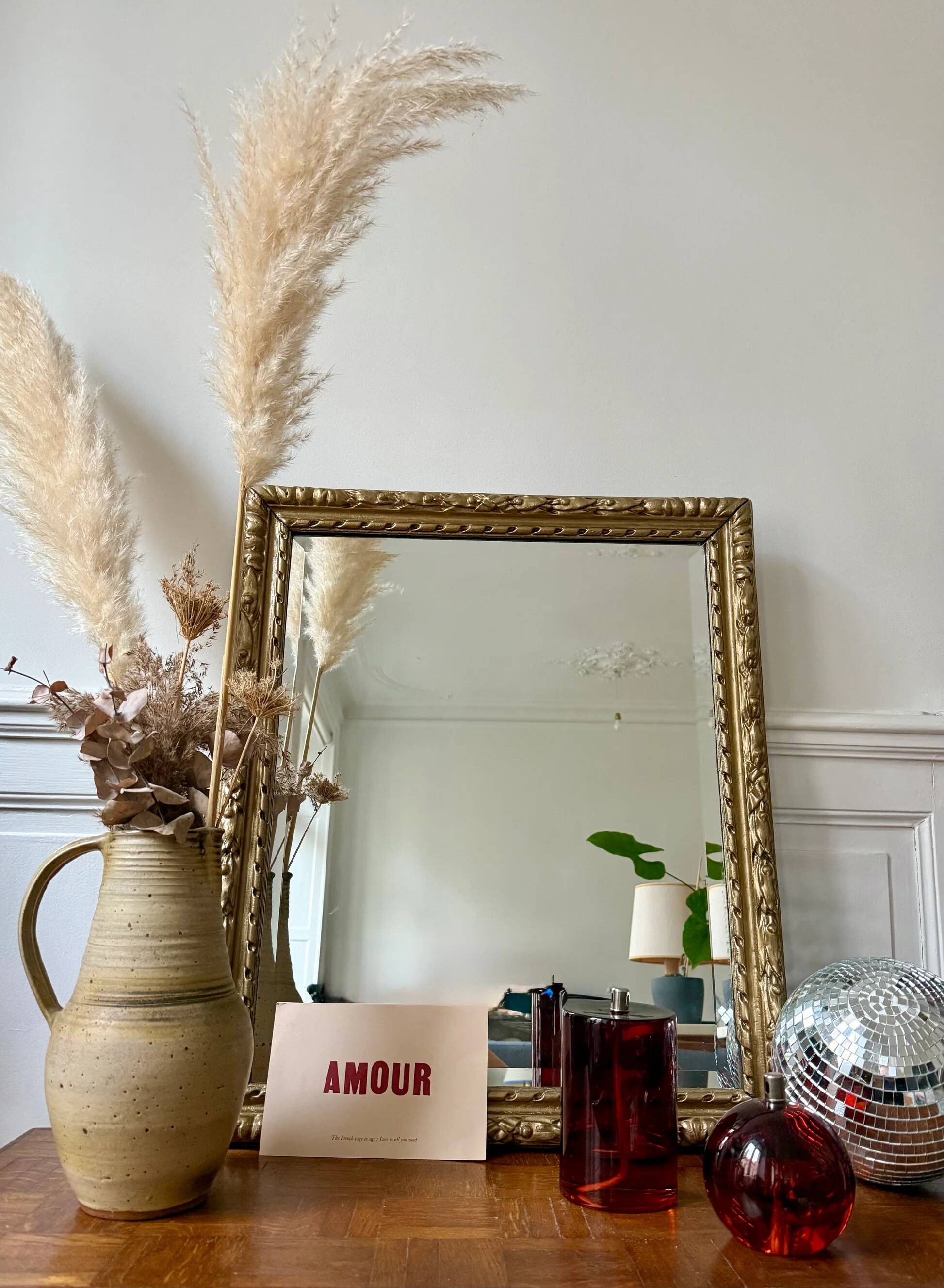 Bevelled mirror in carved gilded wood