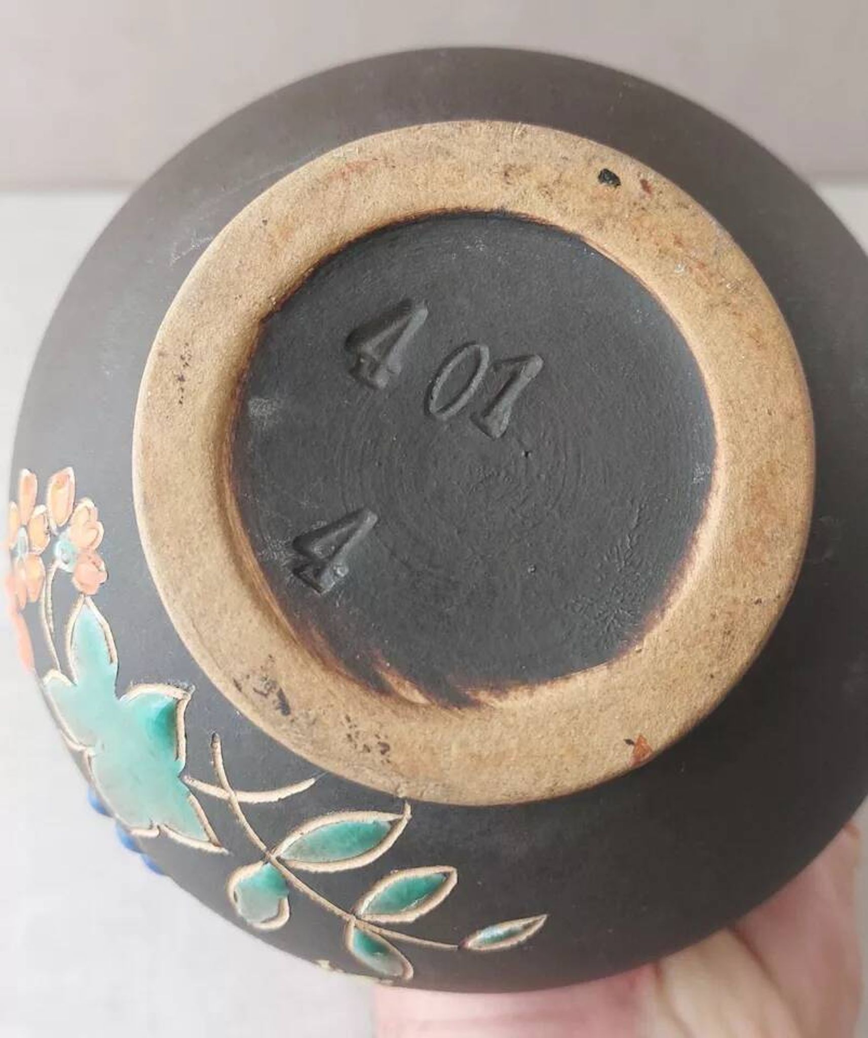 Old vase, enamelled flower decoration, to be identified
