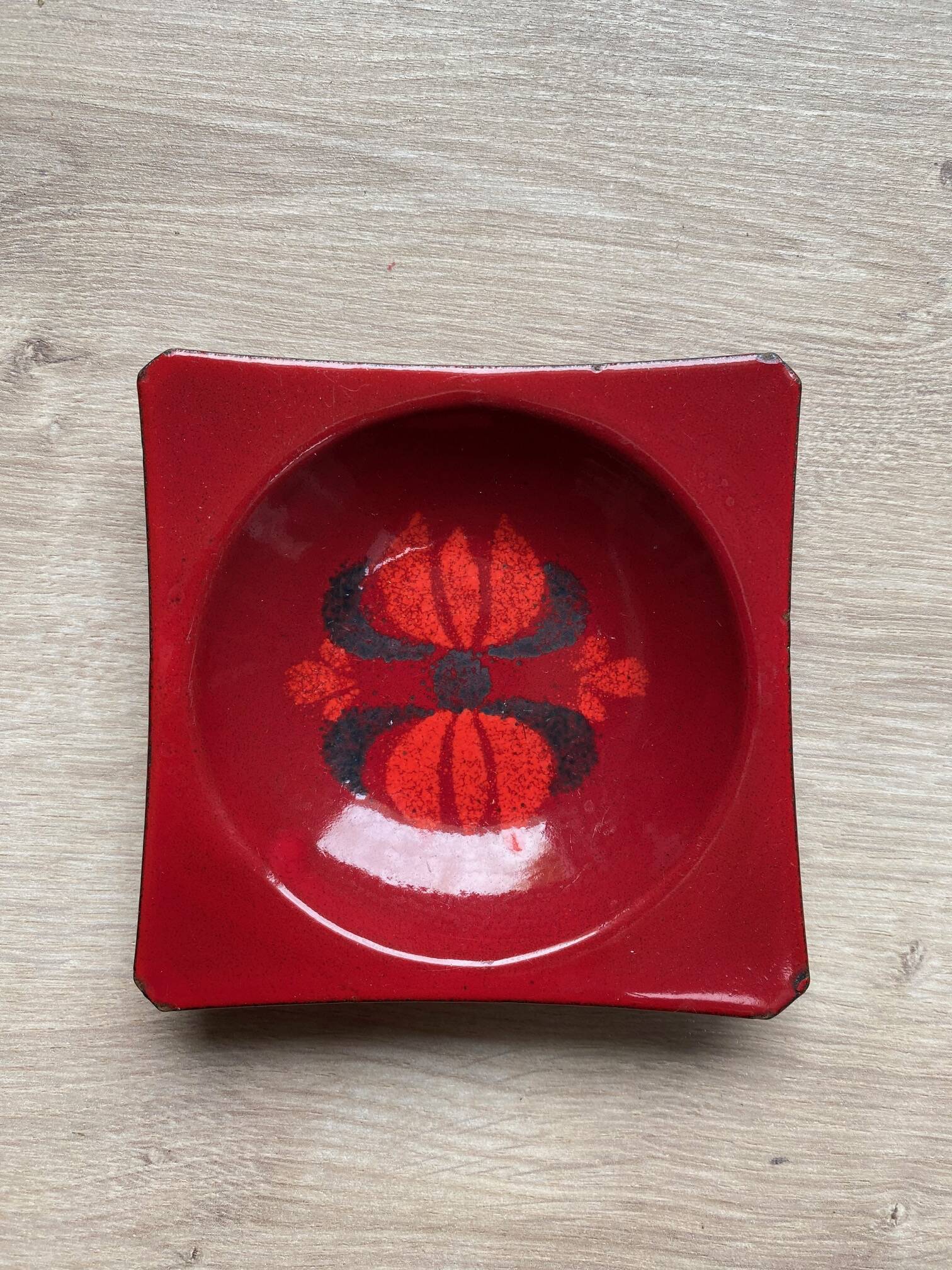 Vintage ashtray in enamelled sheet metal in red tones with floral decor from the 60s