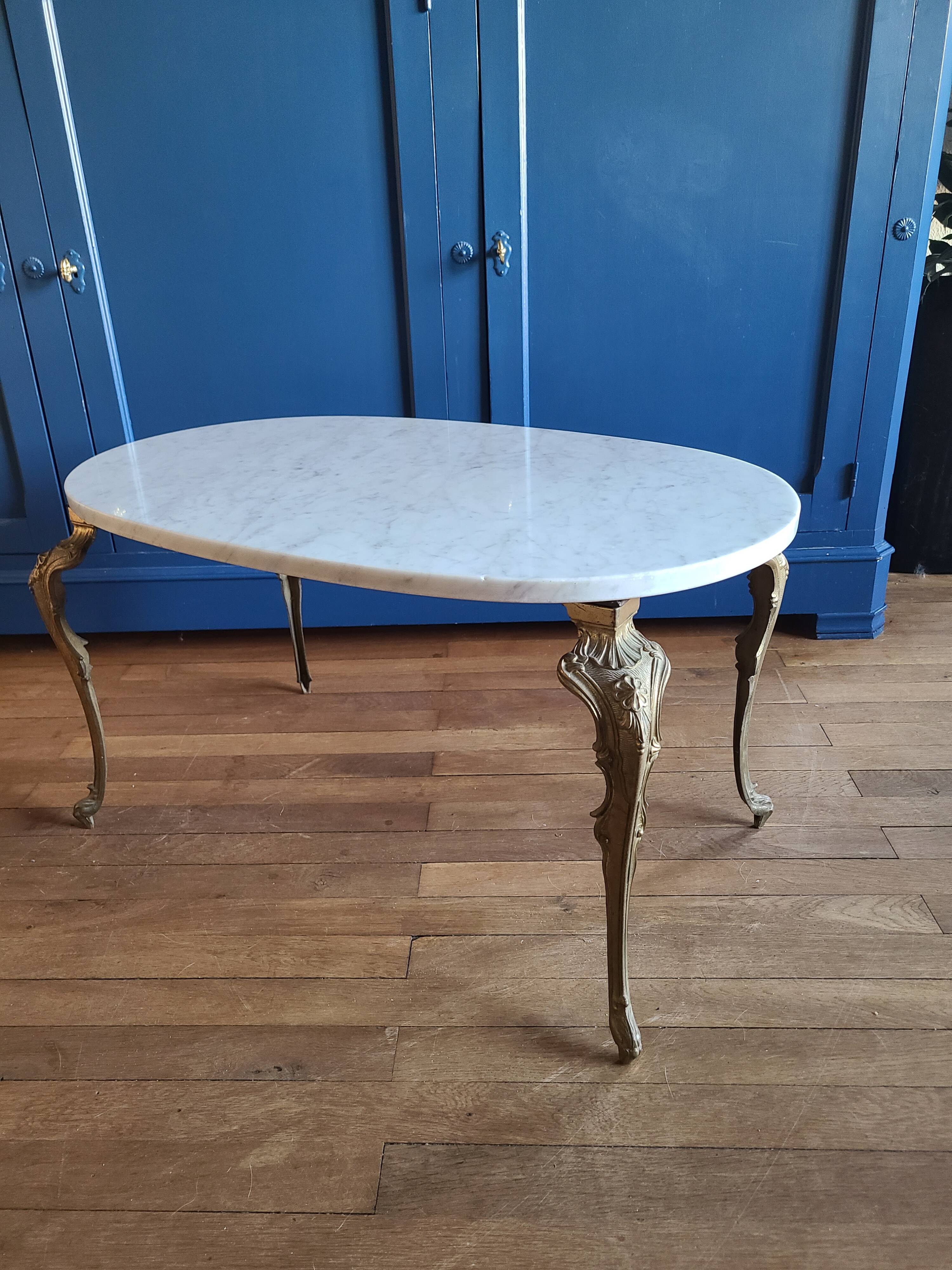 Coffee table in white Carrara marble