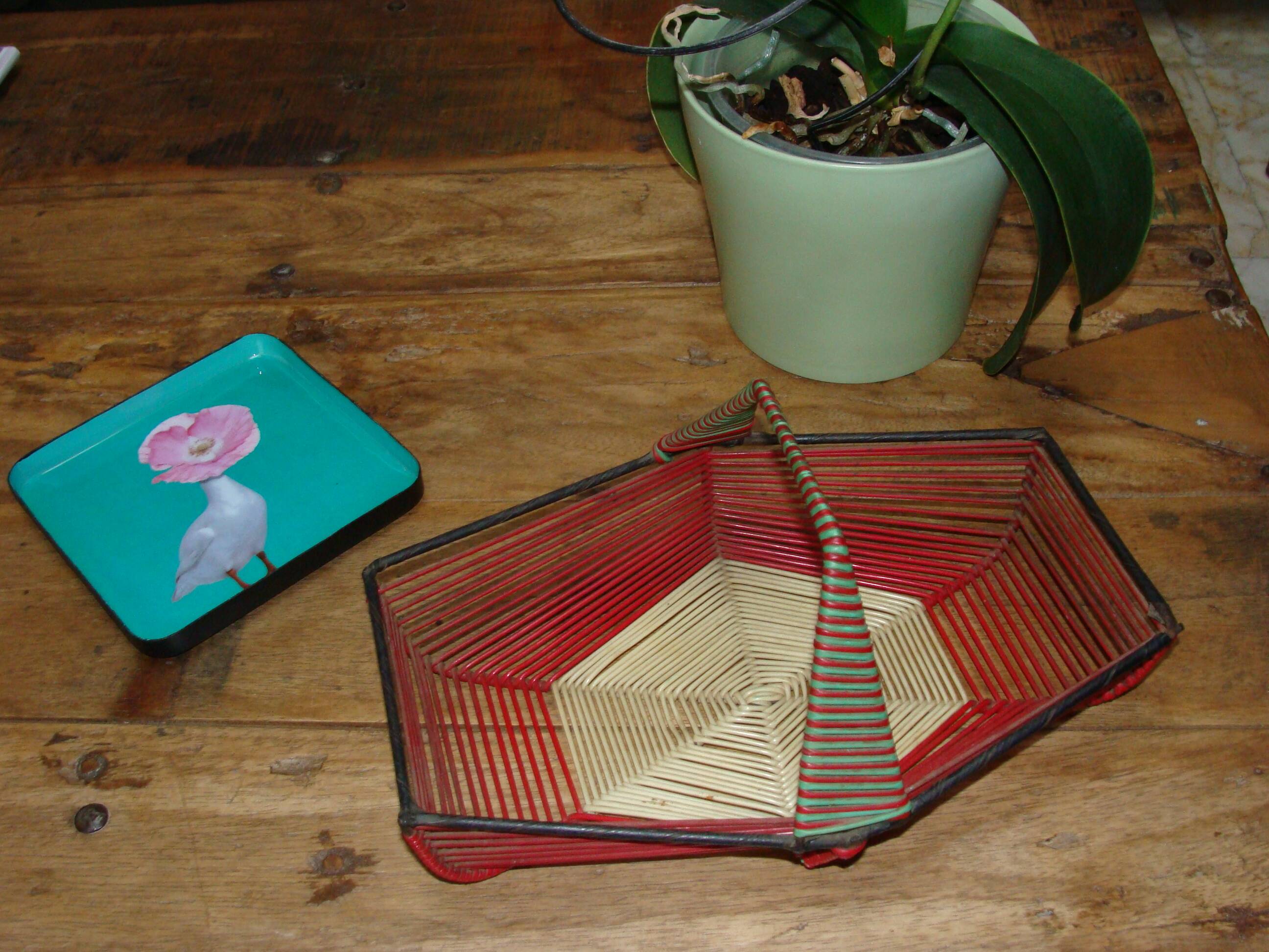 Vintage scoubidou table basket