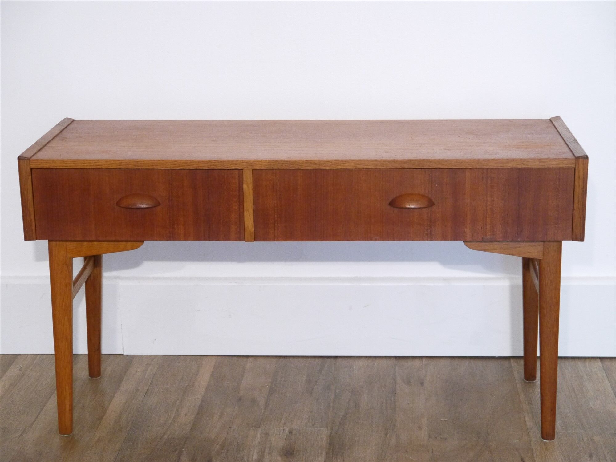 Meuble d'appoint vintage scandinave en teck