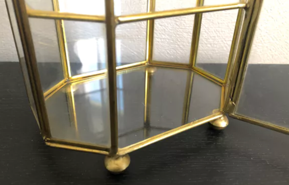 Vitrine verre et laiton
