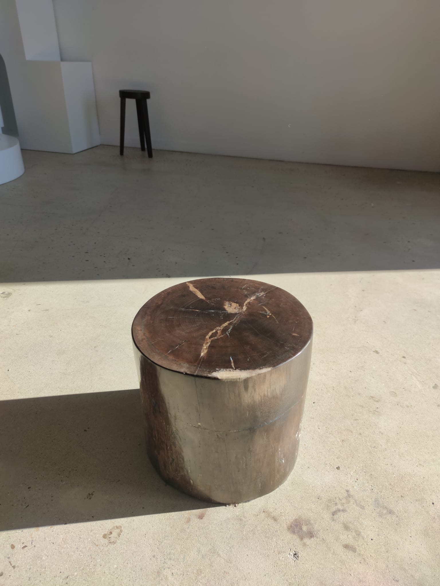 Table d'appoint en bois pétrifié couleur marron glacé - H:34cm D:35cm