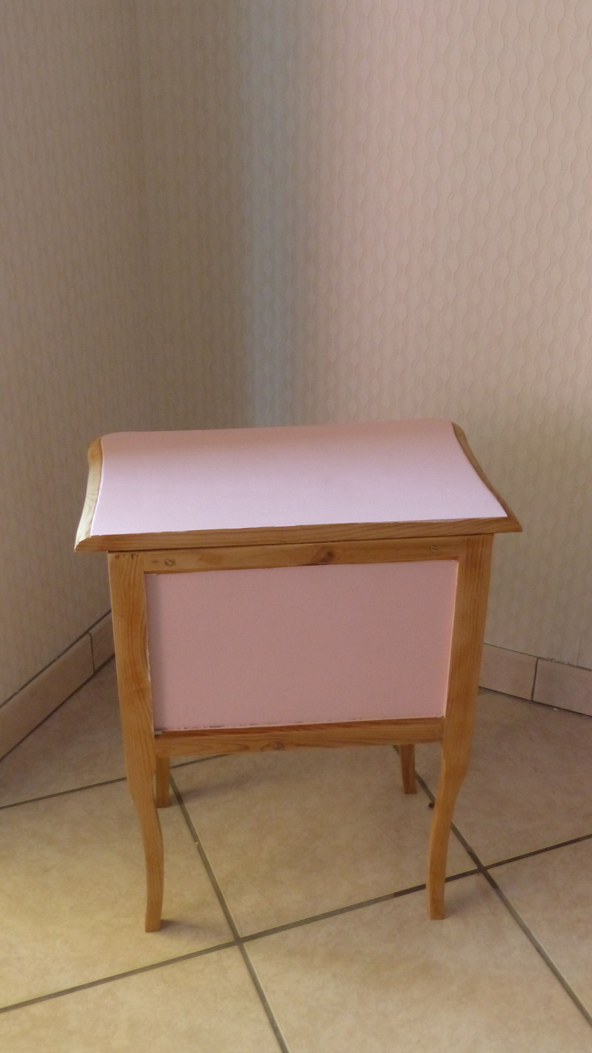 Bedside table pink Selency