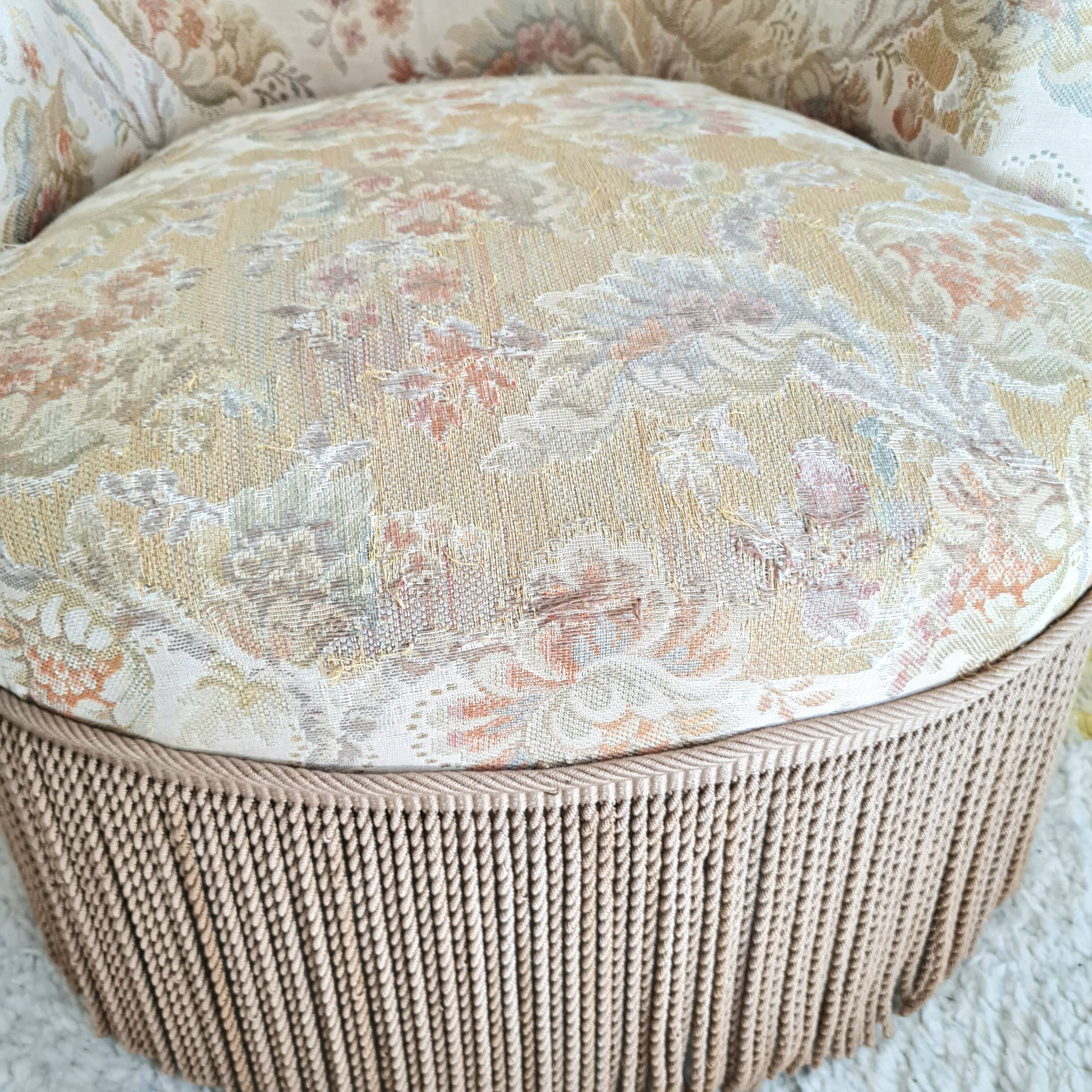 Floral toad armchair with fringes