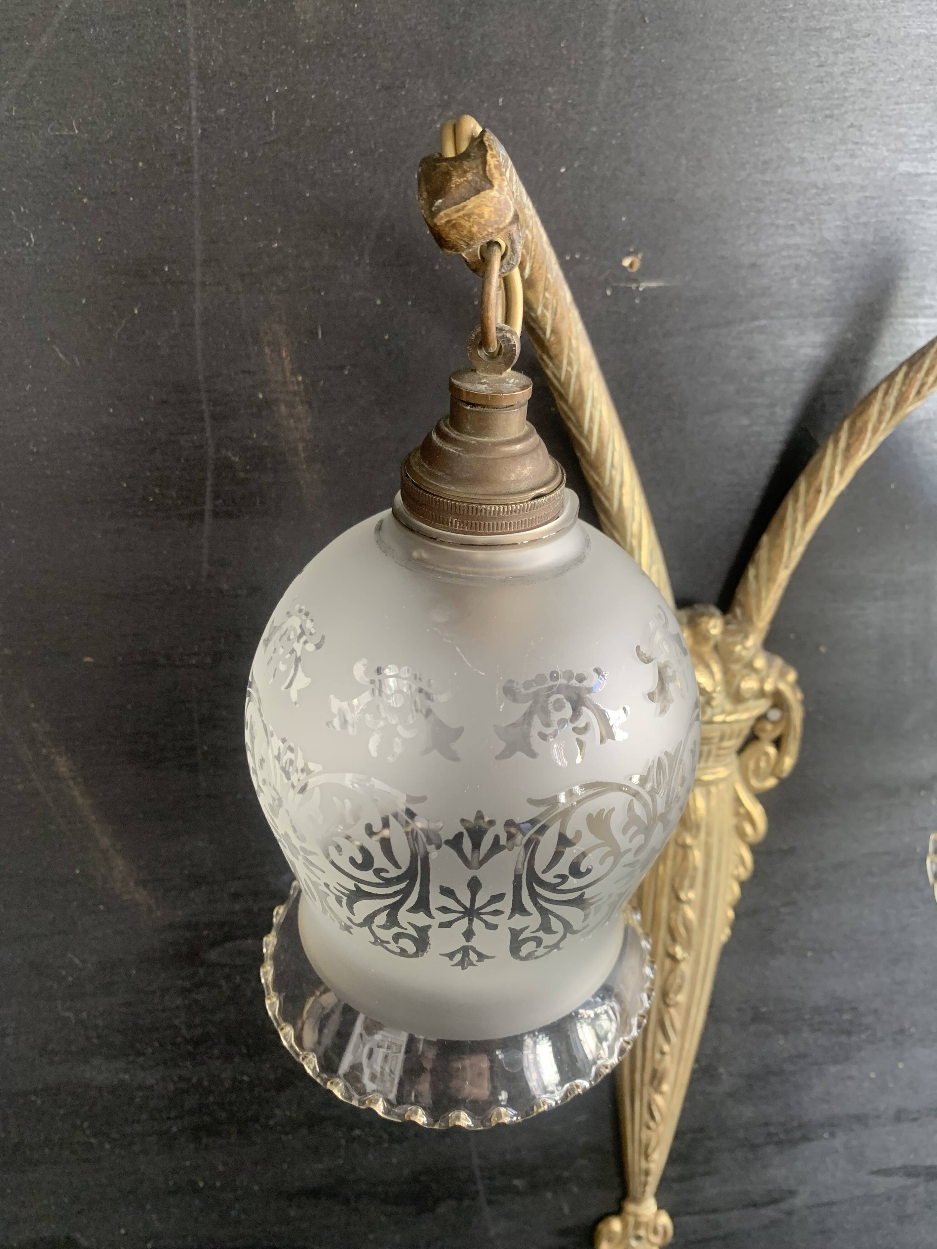 Art Deco double wall light in brass and glass tulips 1930