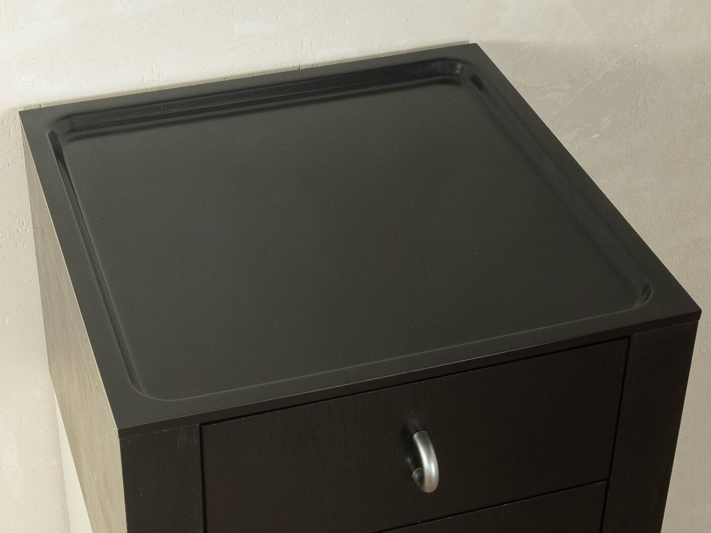 Commode des années 1980 avec un design à contraste clair.