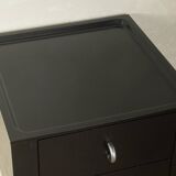 Commode des années 1980 avec un design à contraste clair.