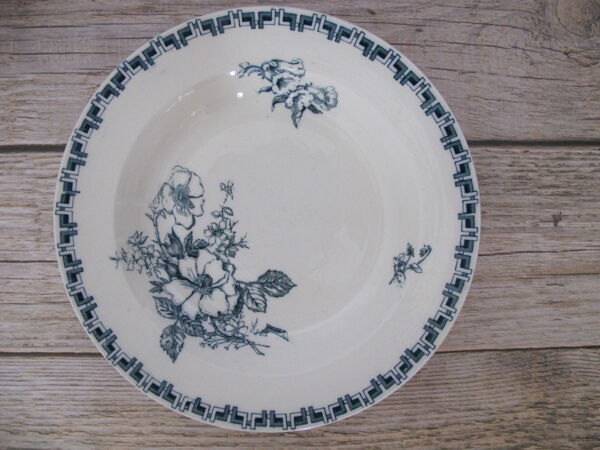 Ensemble de 4 assiettes creuses en Terre de Fer de Sarreguemines, modèle « Linnée».