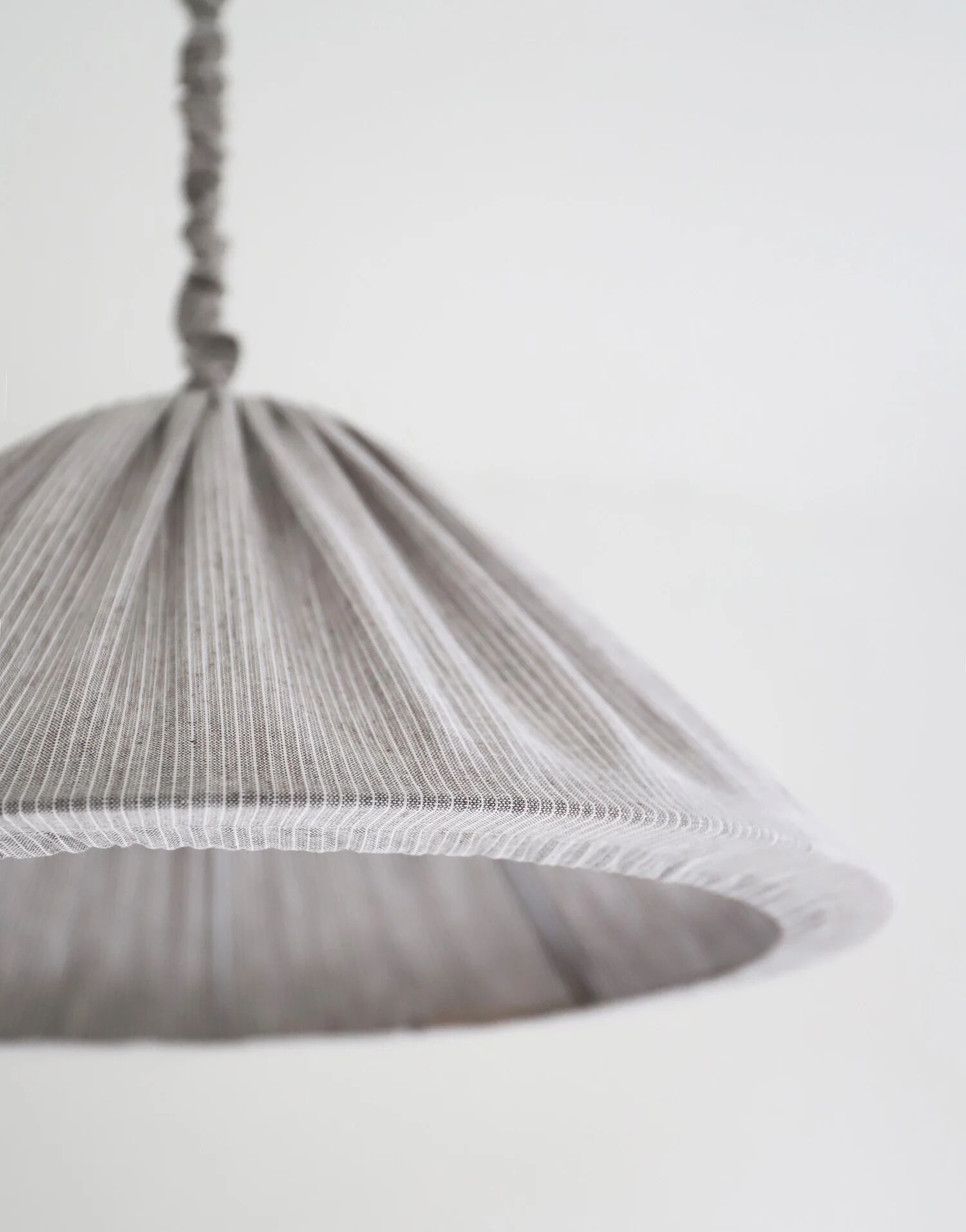 Suspension en lin et coton plissé "Malala" fines rayures classic grey
