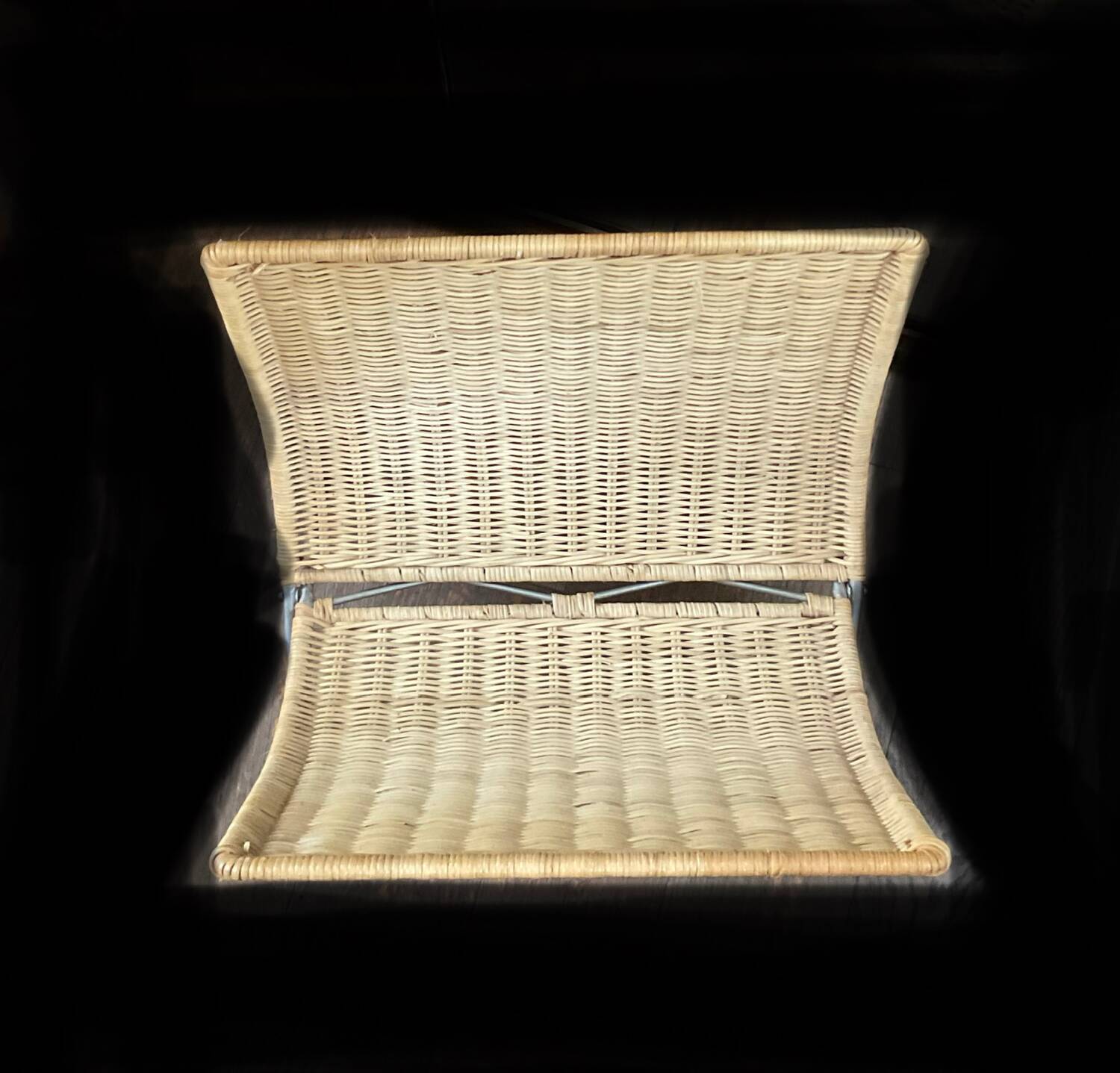 Wicker magazine rack from the 69s/70s, very good condition