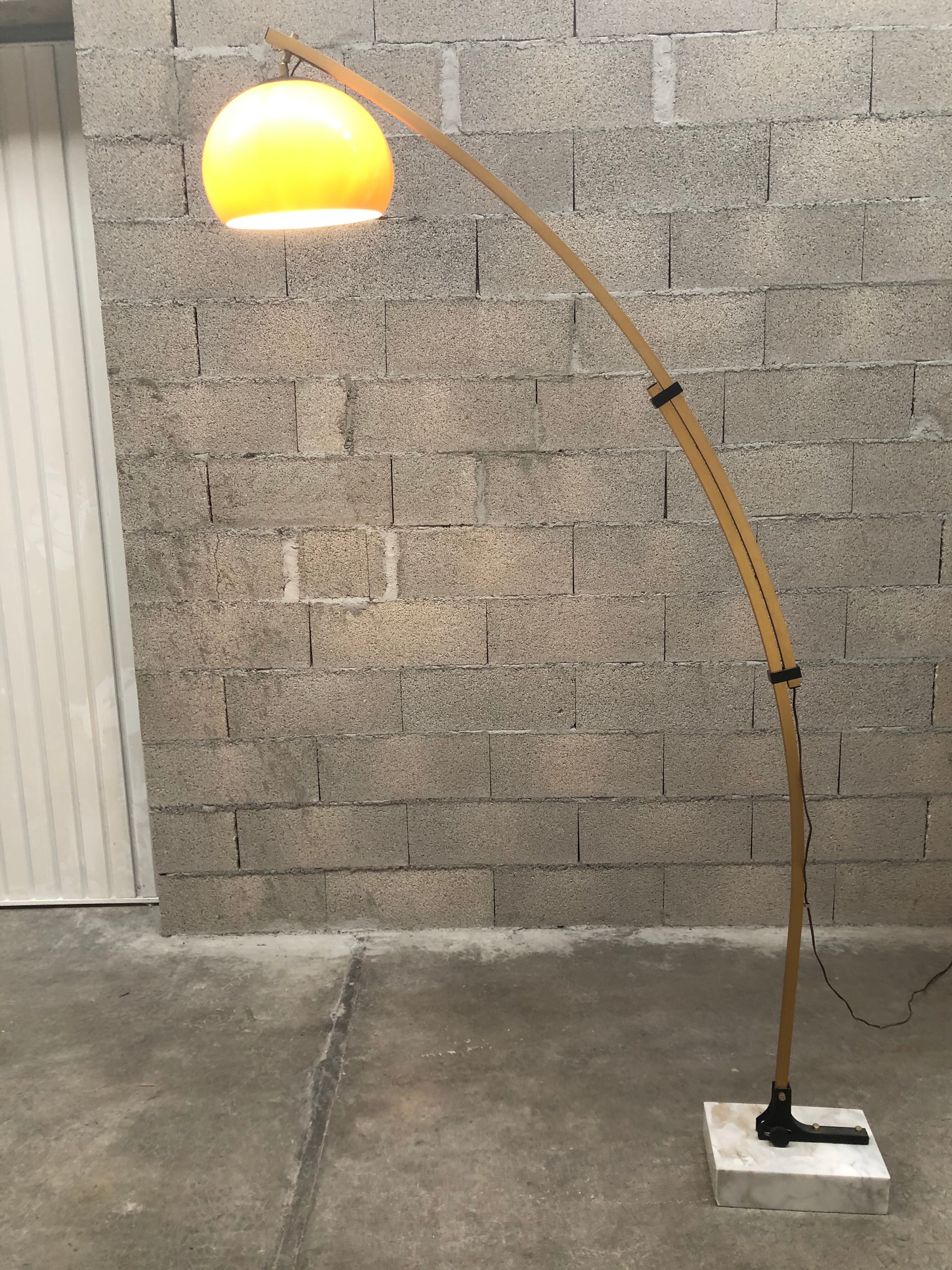 Lampadaire arc doré design des années 70