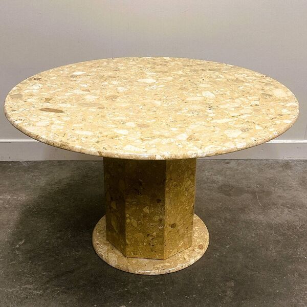 Table ronde sur pied en marbre brèche   Table de salle à manger vintage en pierre des années 1980   Postmoderne