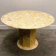 Table ronde sur pied en marbre brèche | Table de salle à manger vintage en pierre des années 1980 | Postmoderne