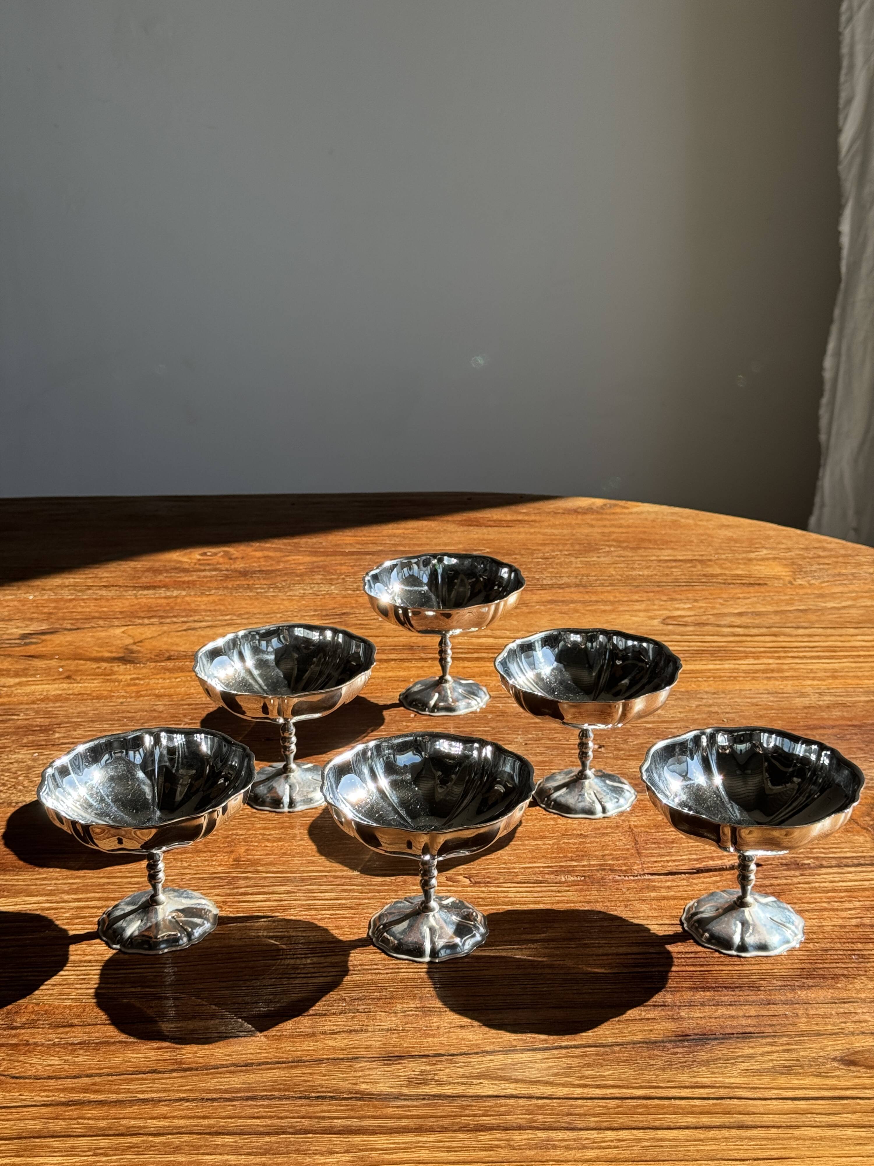 Set of 6 metal ice cream cups on flower-shaped feet