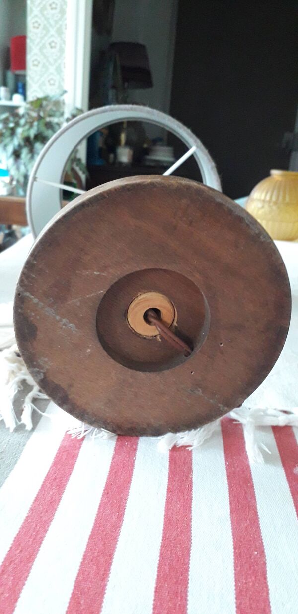 Lampe ancienne en bois sculpté