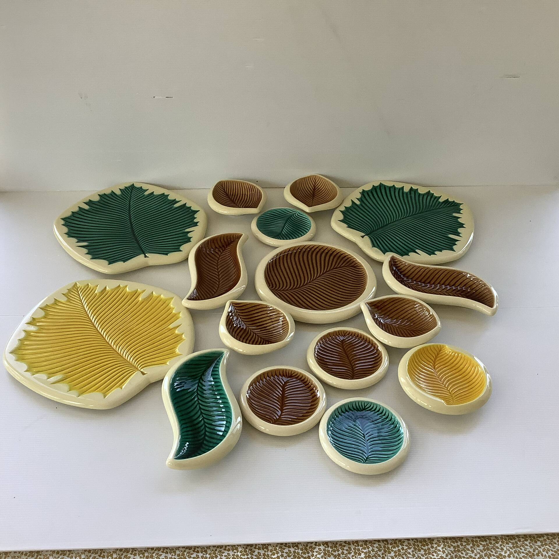Verceram Set of 16 Vintage Leaf Pieces