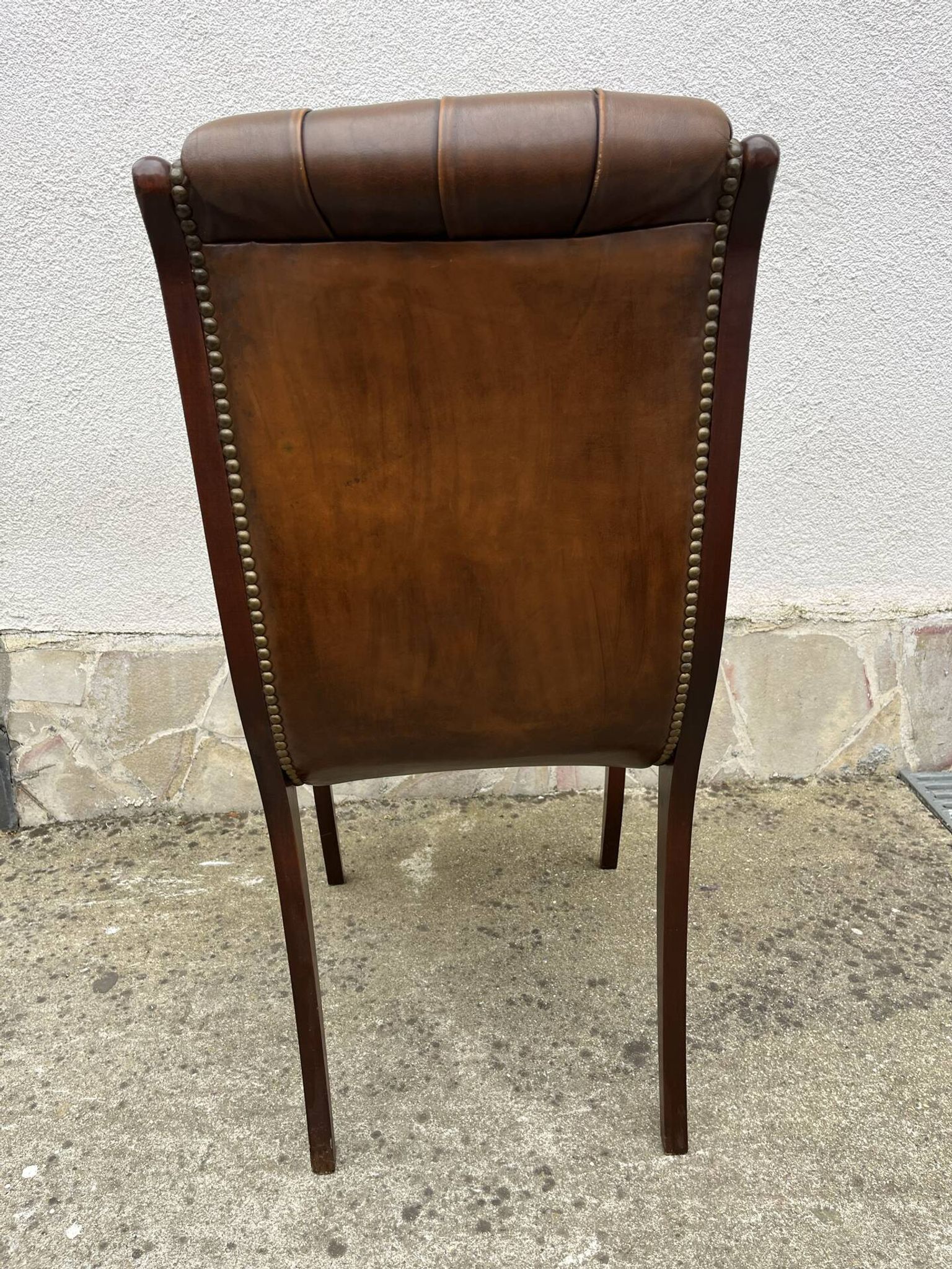 Chaise Chesterfield en cuir brun capitonné