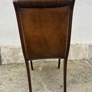 Chaise Chesterfield en cuir brun capitonné