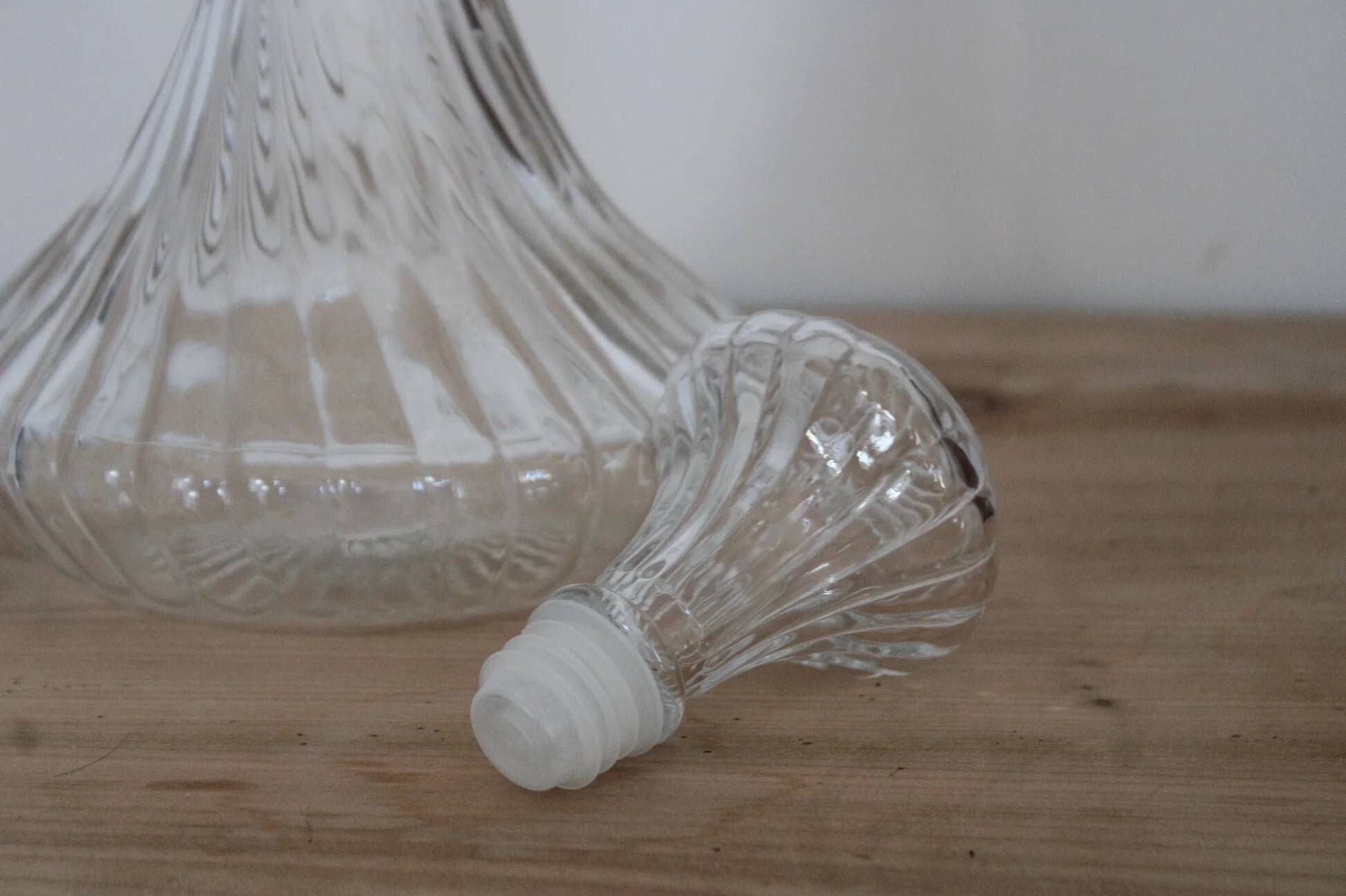 Vintage twisted glass carafe with stopper – H 31 cm