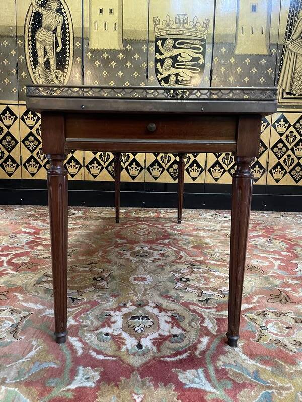 Louis XVI style coffee table in Carrara marble