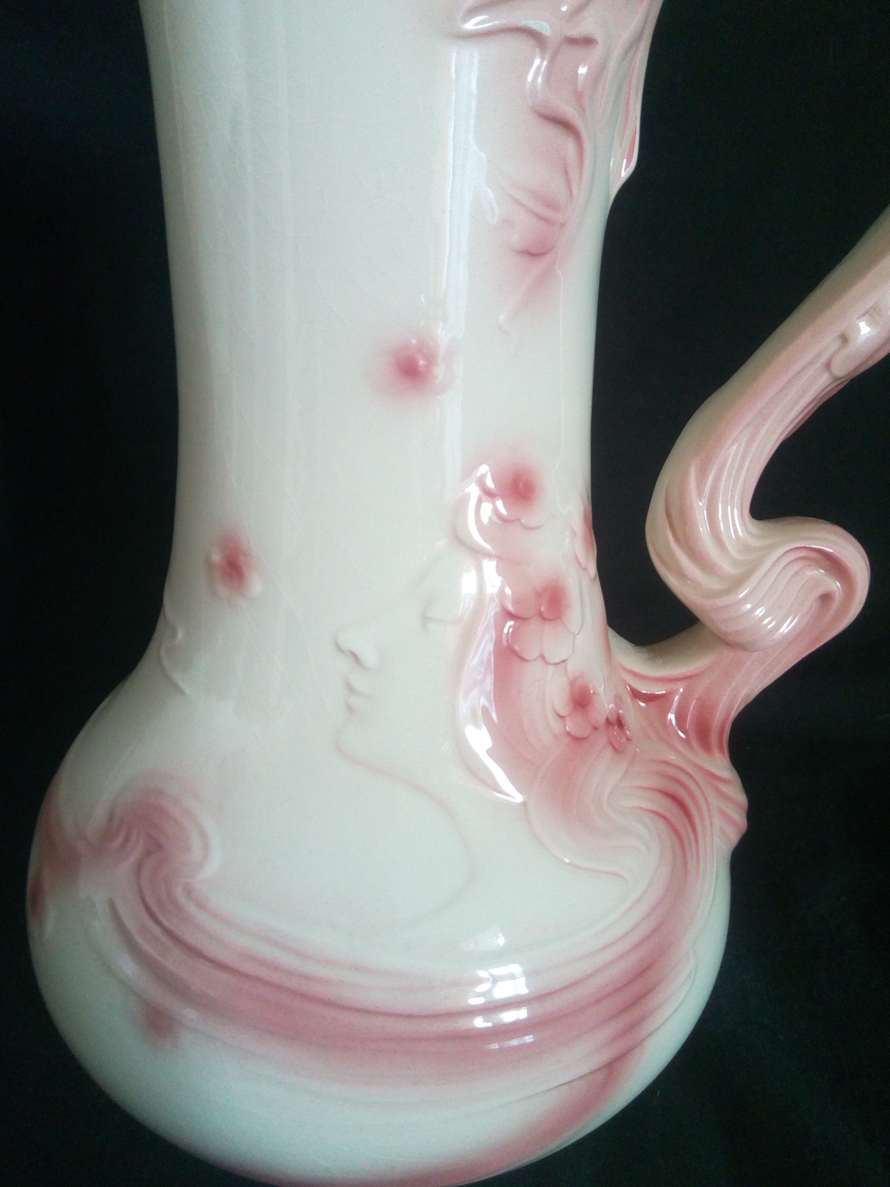 Cruche Art Nouveau en faïence