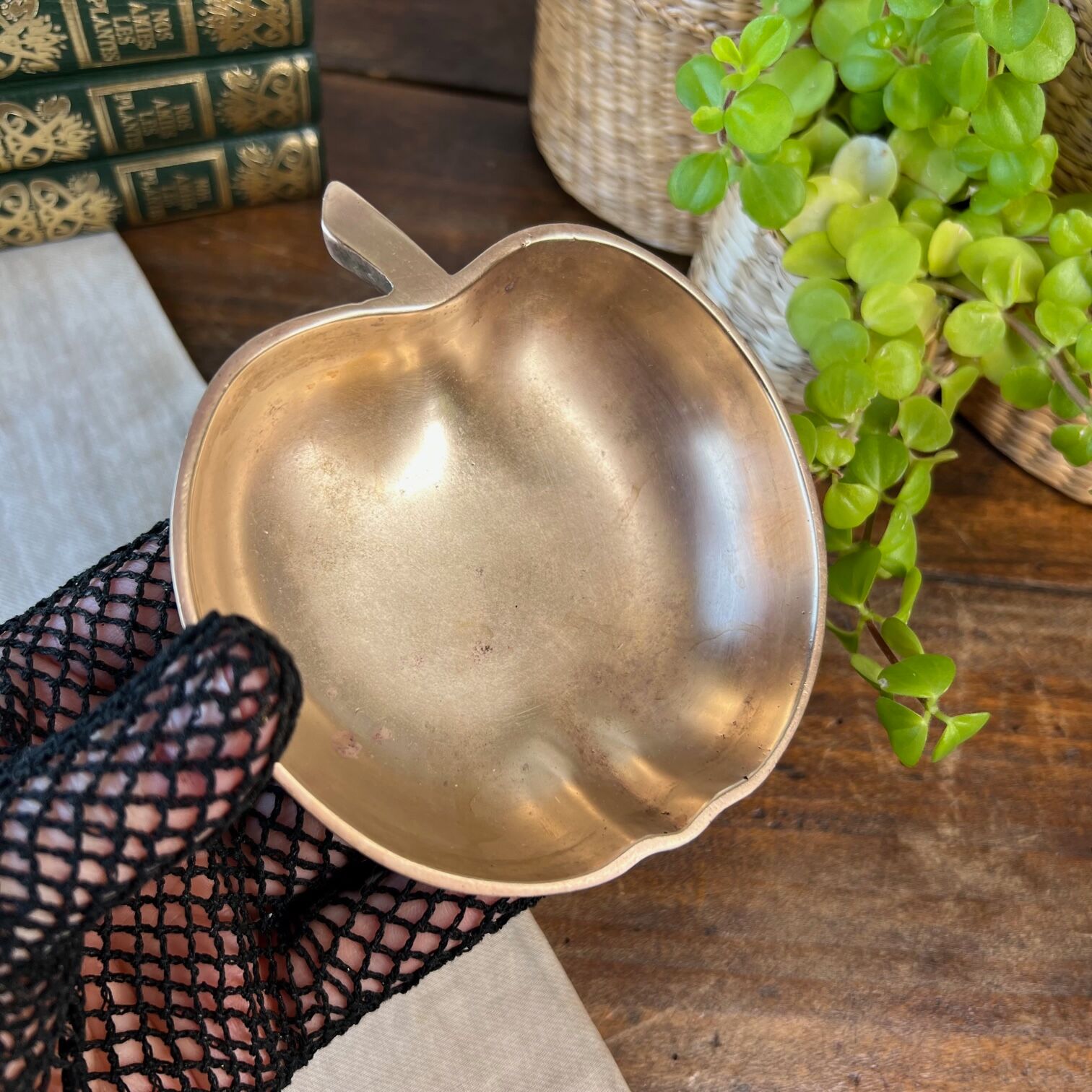 Apple-shaped brass tidy