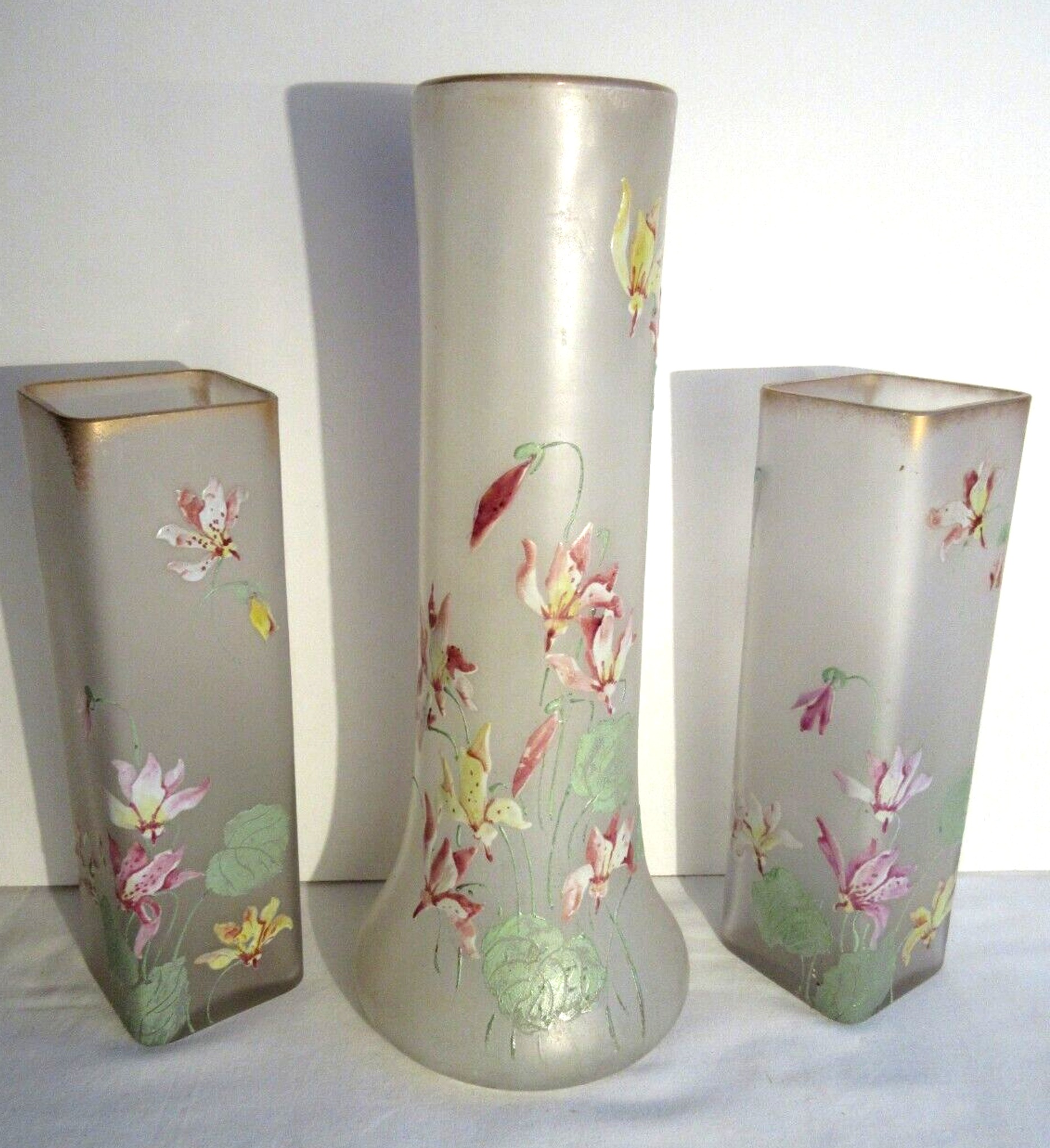 Vase haut et carré, pâte de verre opaque émaillée Legras d'un semis de fuchsia multicolores