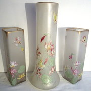 Vase haut et carré, pâte de verre opaque émaillée Legras d'un semis de fuchsia multicolores