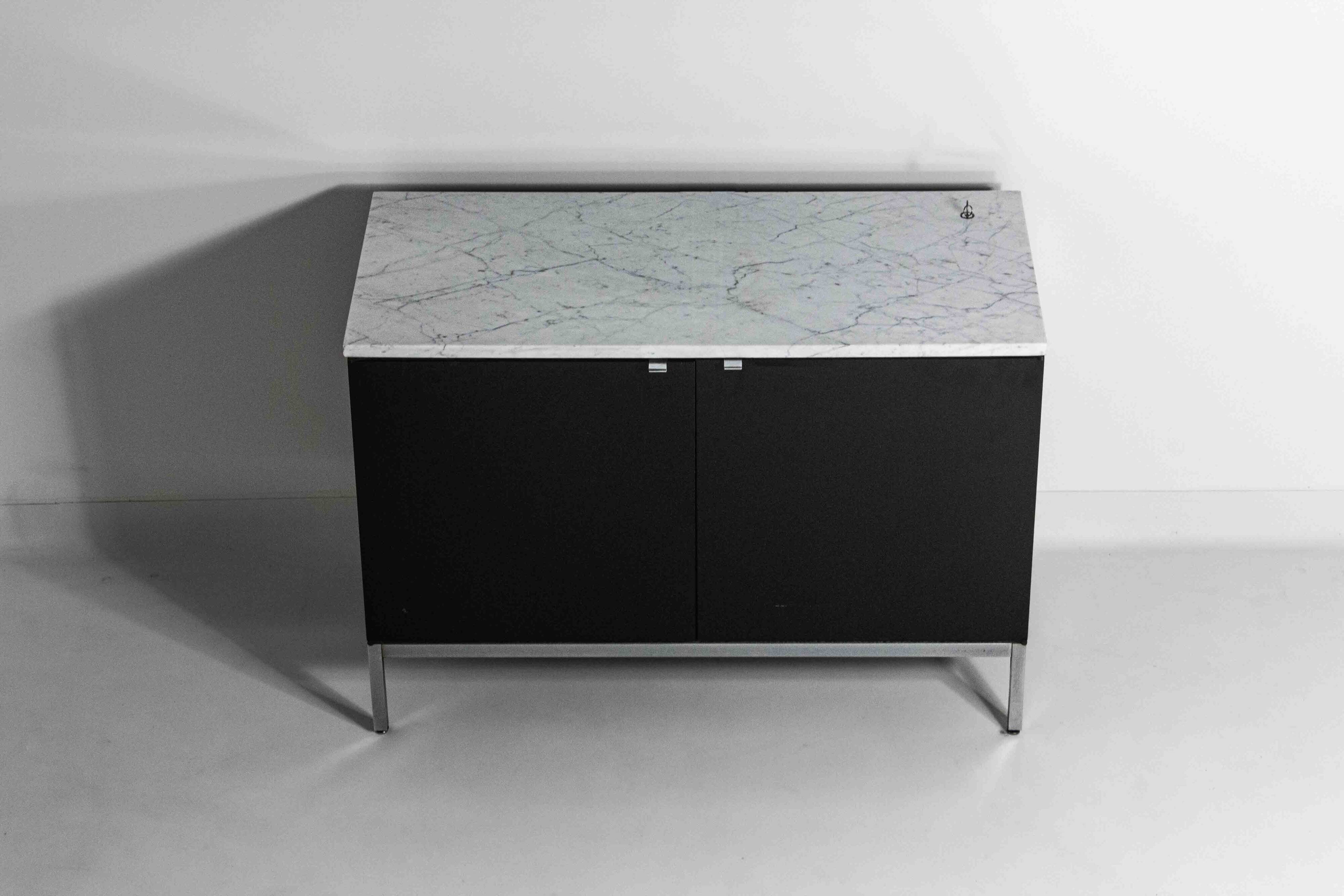 Meuble d'appoint exécutif à 2 portes par Florence Knoll, années 1970
