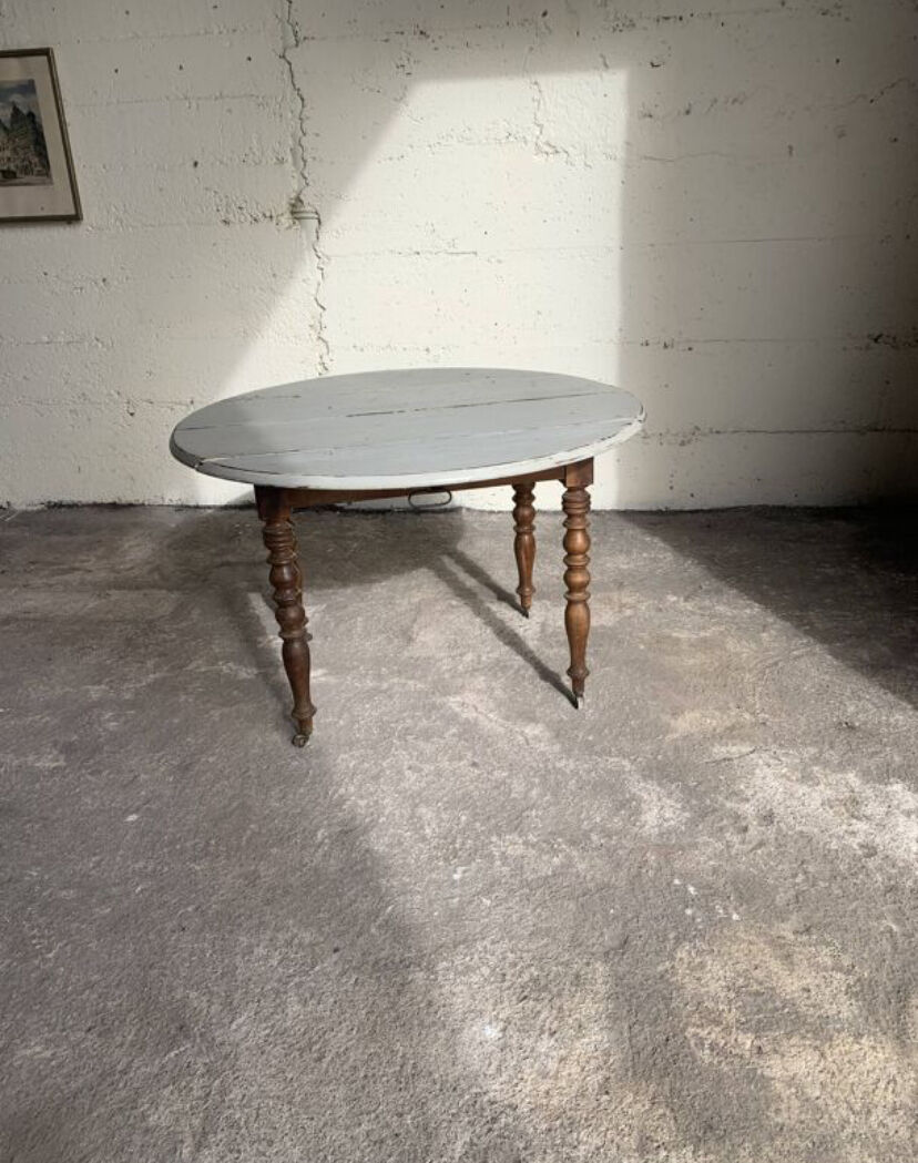 Drop-leaf table