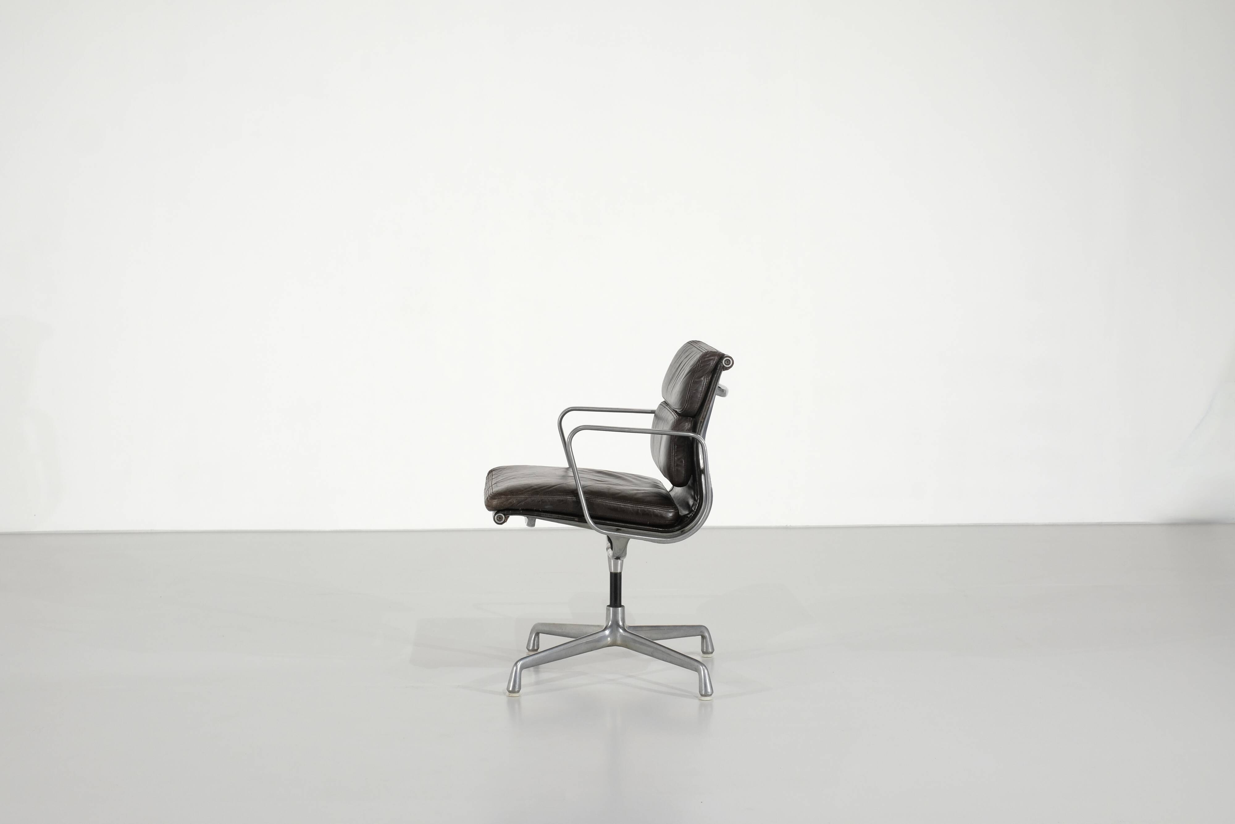 Softpad EA208 by Charles & Ray Eames for Le Mobilier International - 1960